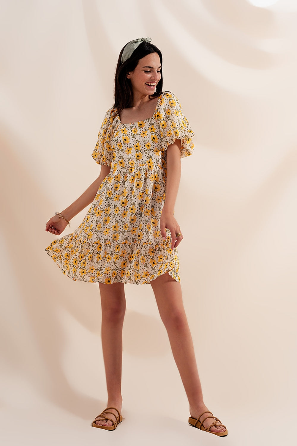 Robe jaune large à manches bouffantes
