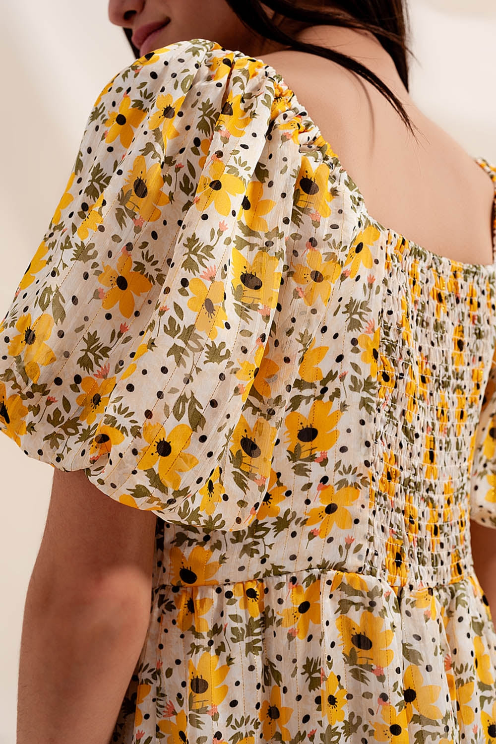 Robe jaune large à manches bouffantes