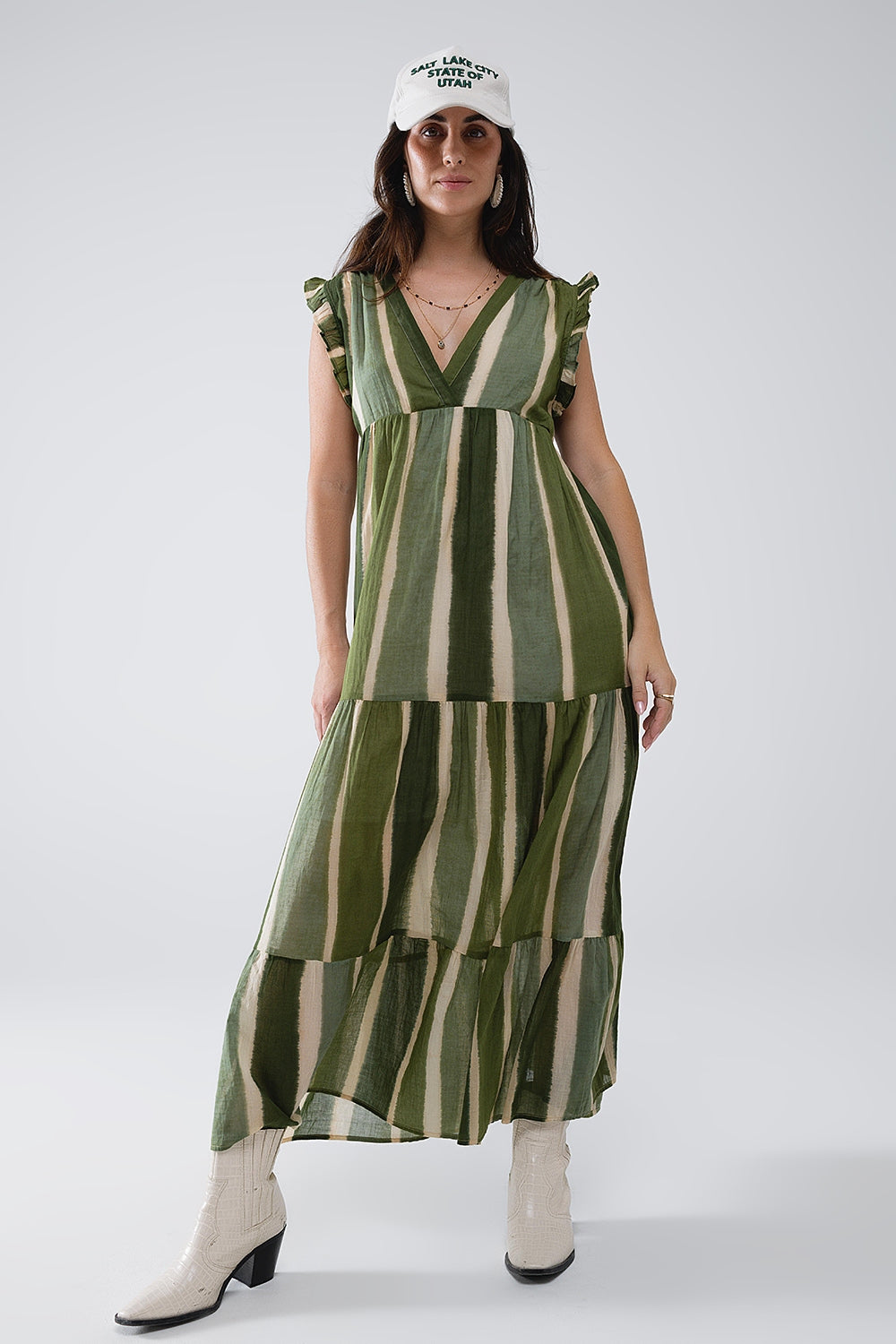 Q2 Robe longue à col en V et jupe à volants en vert rayé