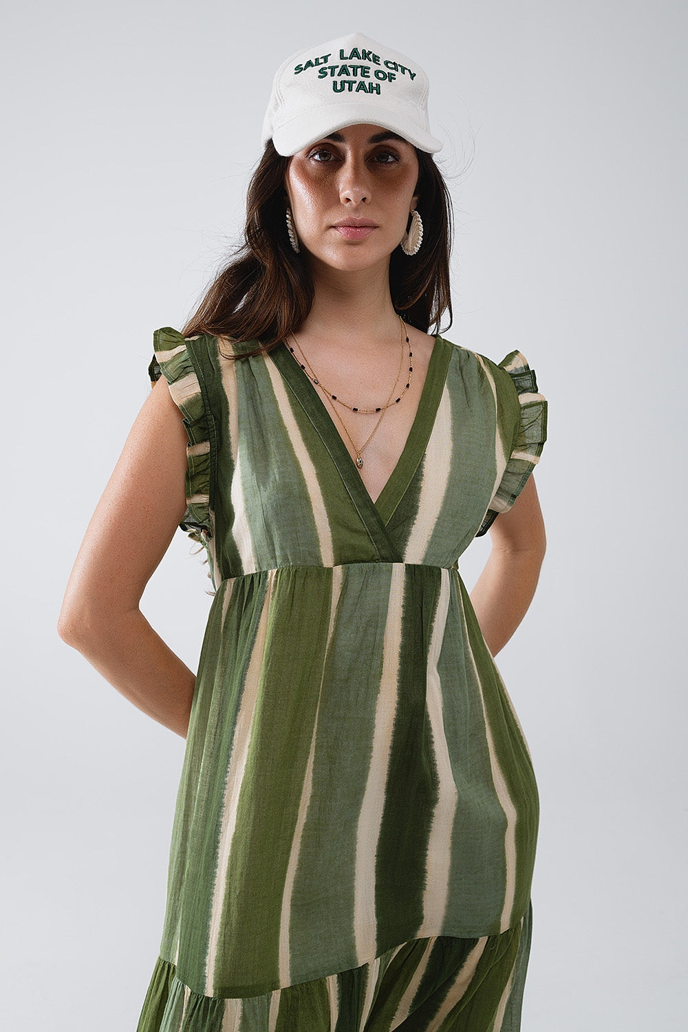 Robe longue à col en V et jupe à volants en vert rayé