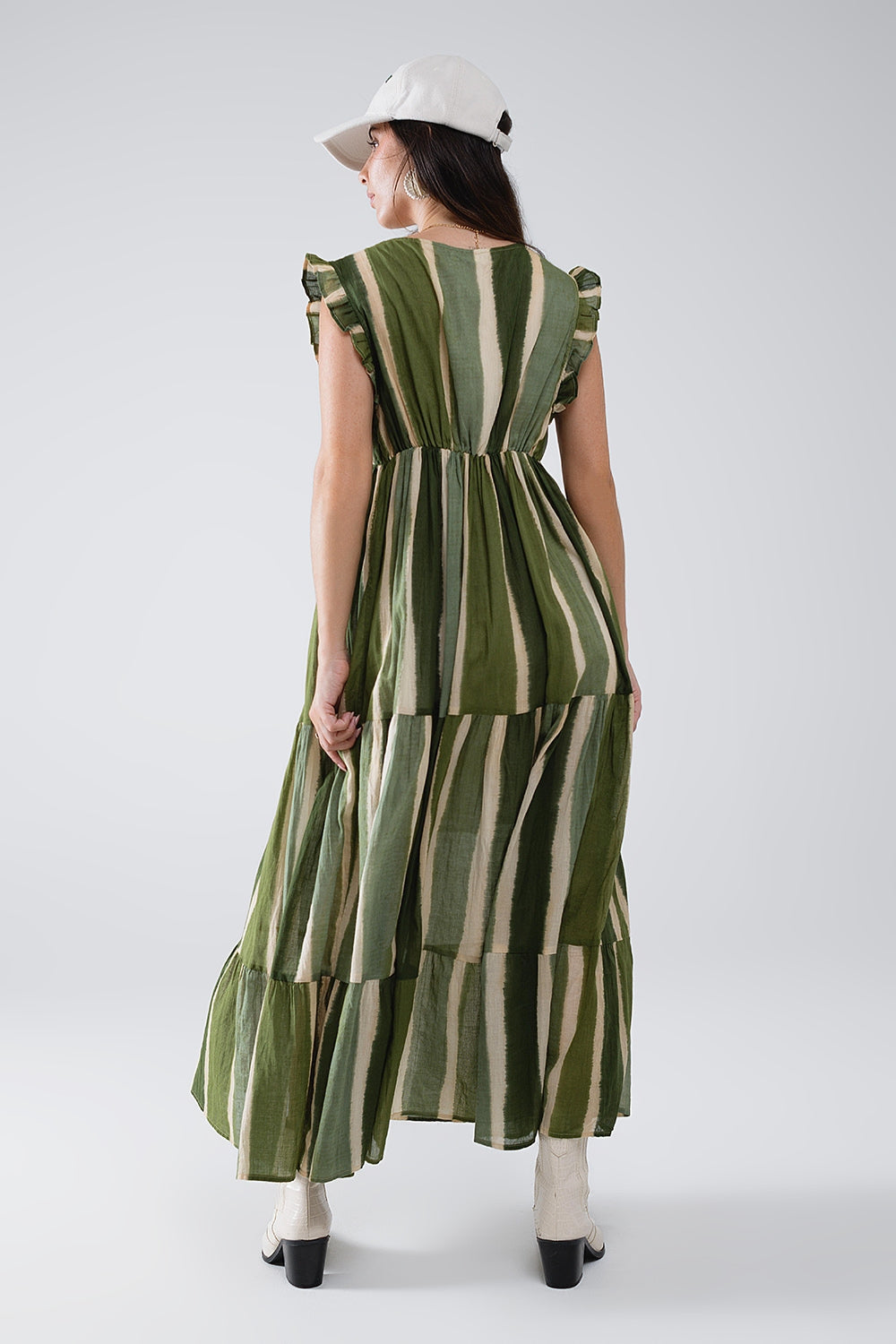 Robe longue à col en V et jupe à volants en vert rayé