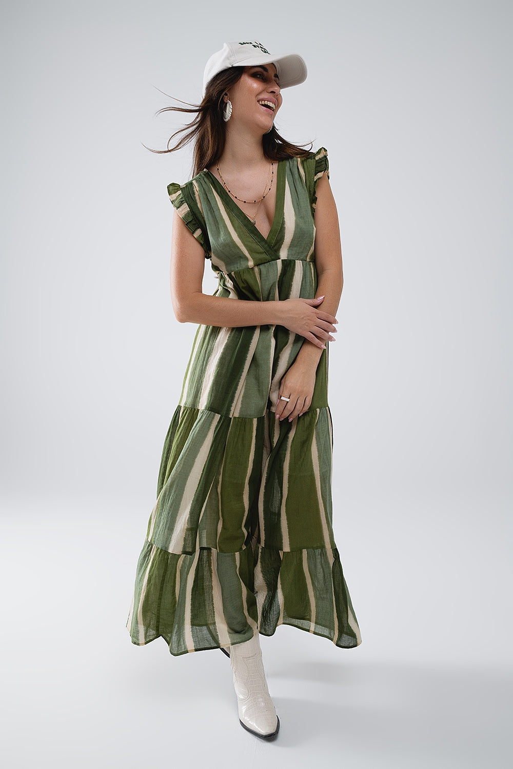 Robe longue à col en V et jupe à volants en vert rayé