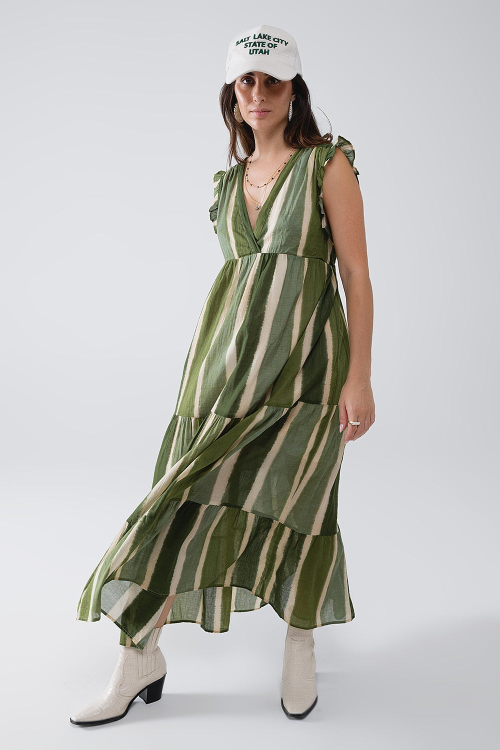 Robe longue à col en V et jupe à volants en vert rayé