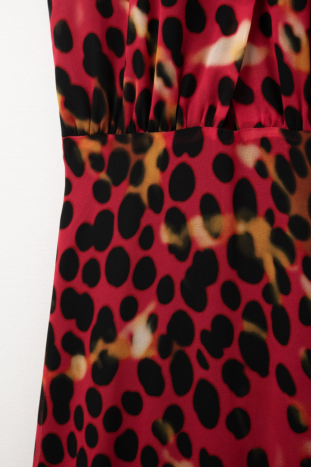 Robe longue à collier croisé en rouge et noir imprimé animalier