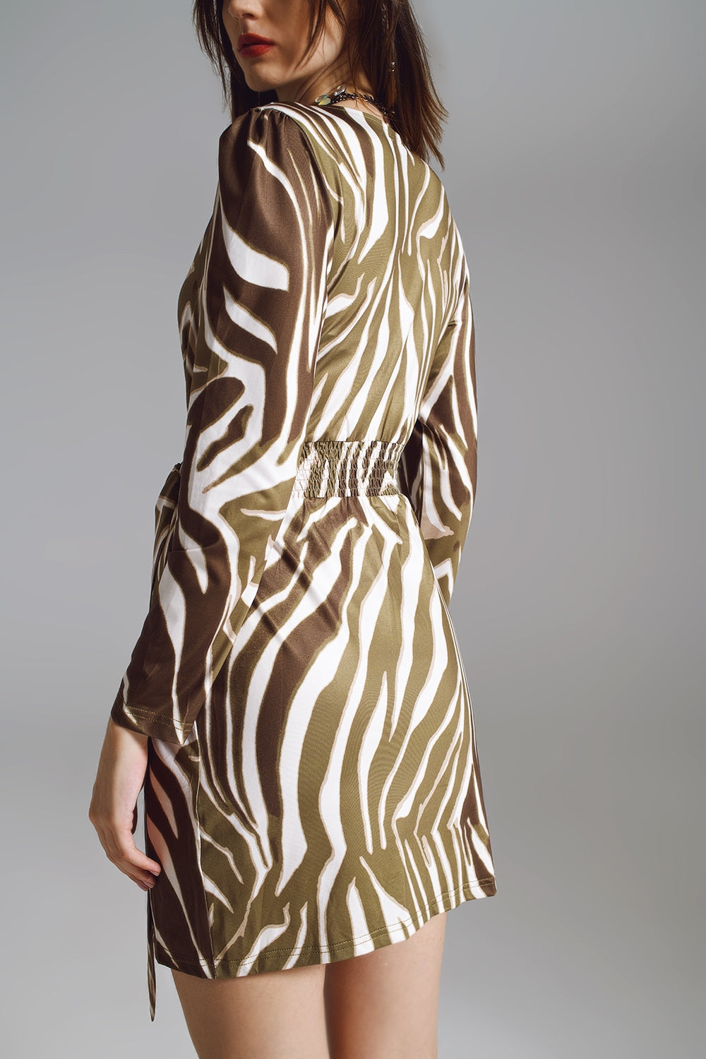 Robe longue à manches longues avec ceinture en imprimé zèbre crème et vert olive