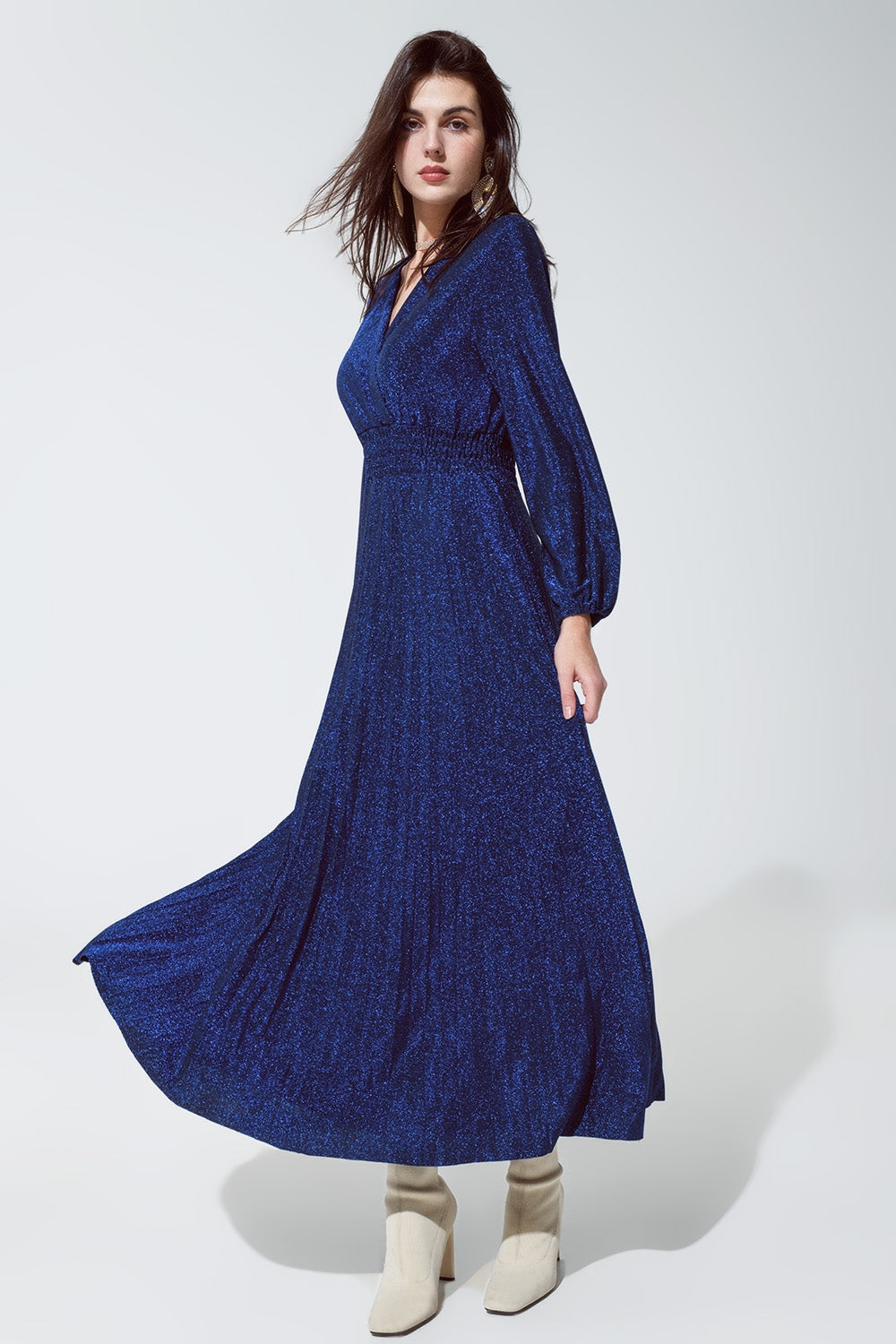 Robe longue ajustée à taille haute avec col en V bleue et brillante
