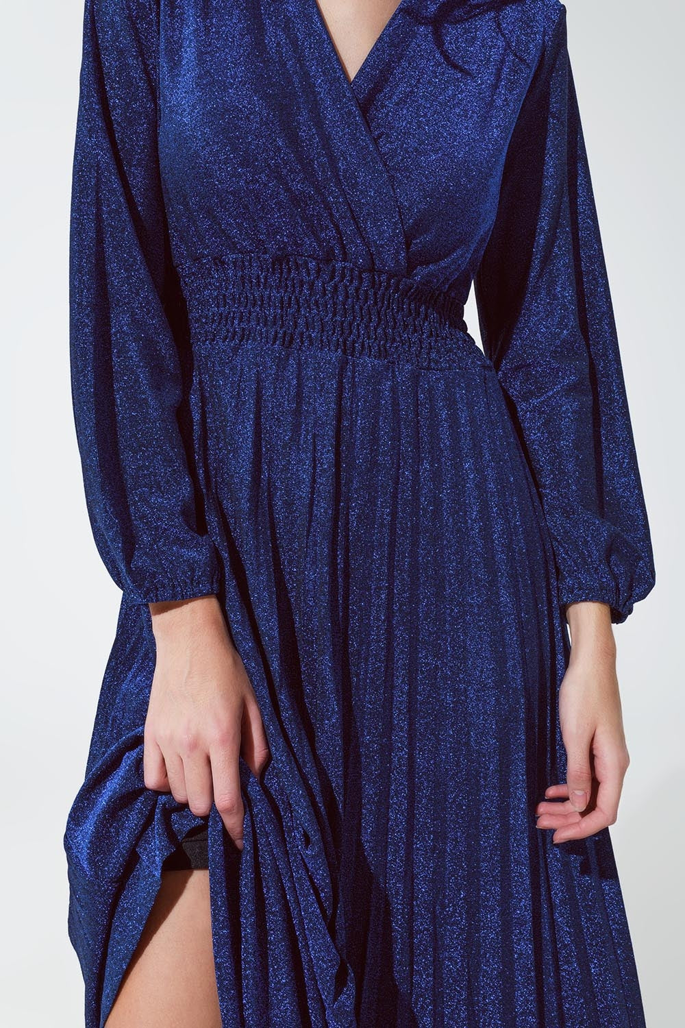 Robe longue ajustée à taille haute avec col en V bleue et brillante