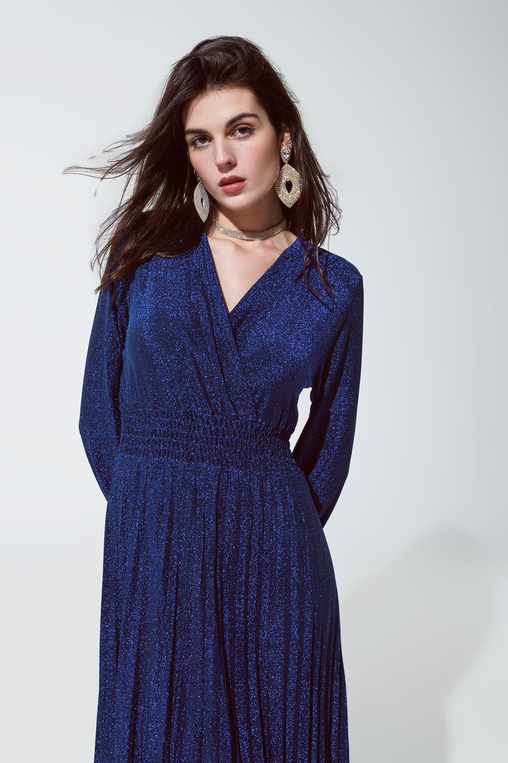 Robe longue ajustée à taille haute avec col en V bleue et brillante