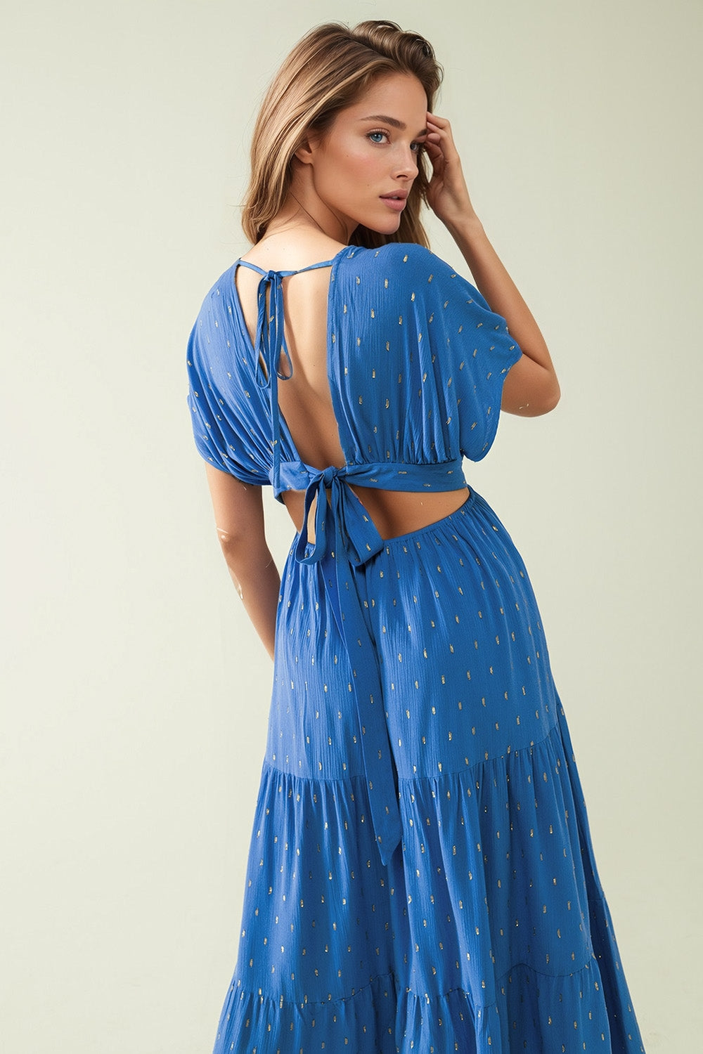 robe longue ample bleue avec détails dorés