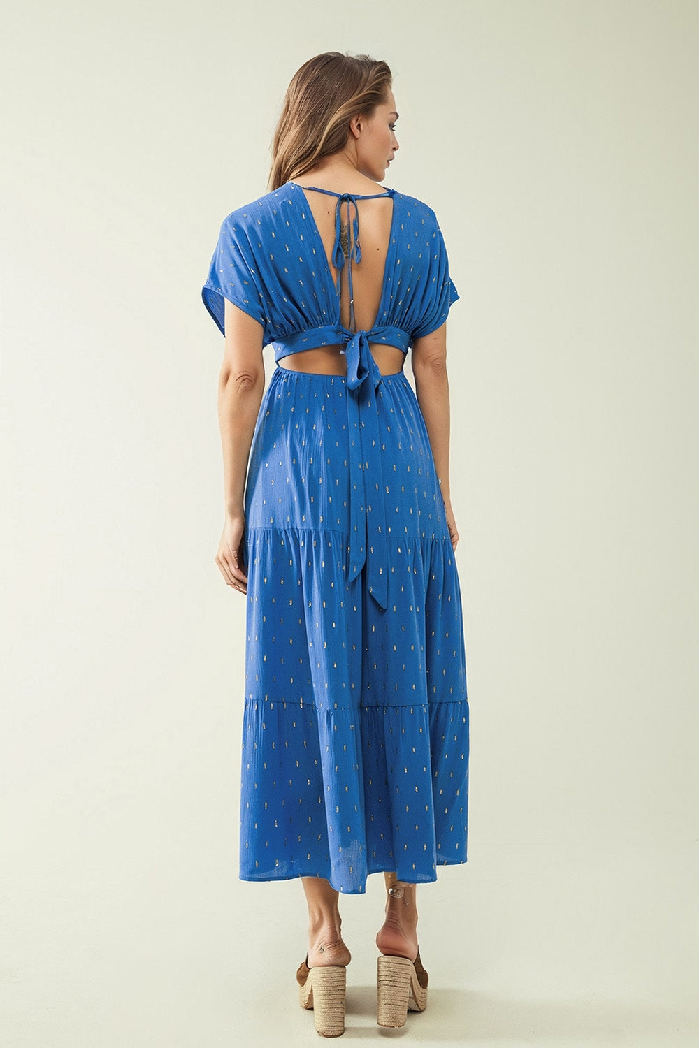 robe longue ample bleue avec détails dorés