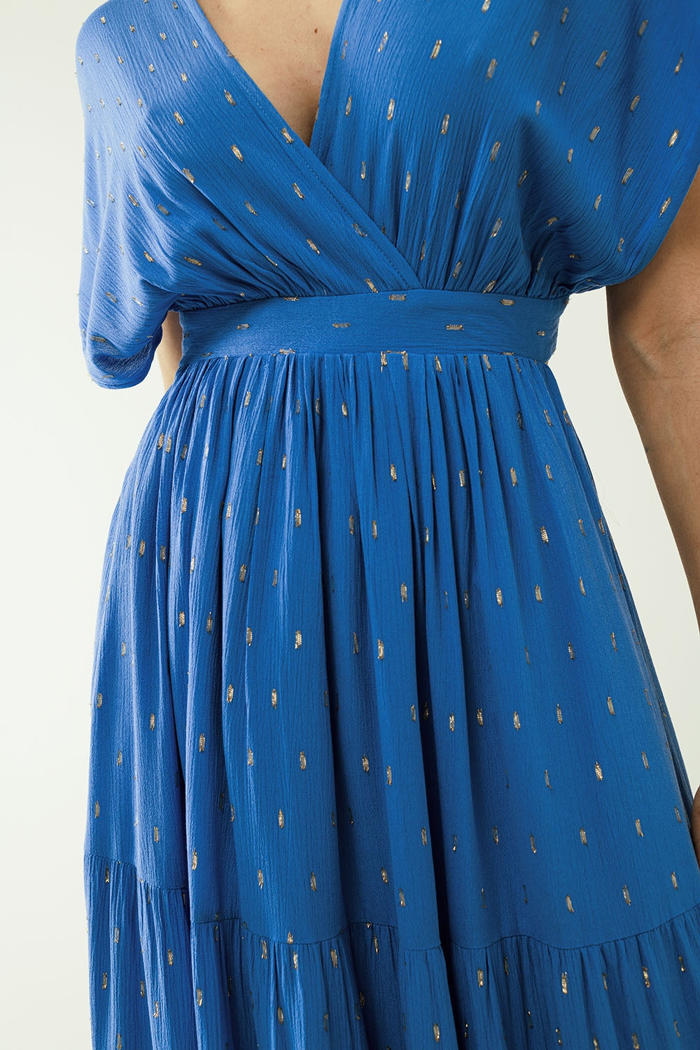 robe longue ample bleue avec détails dorés