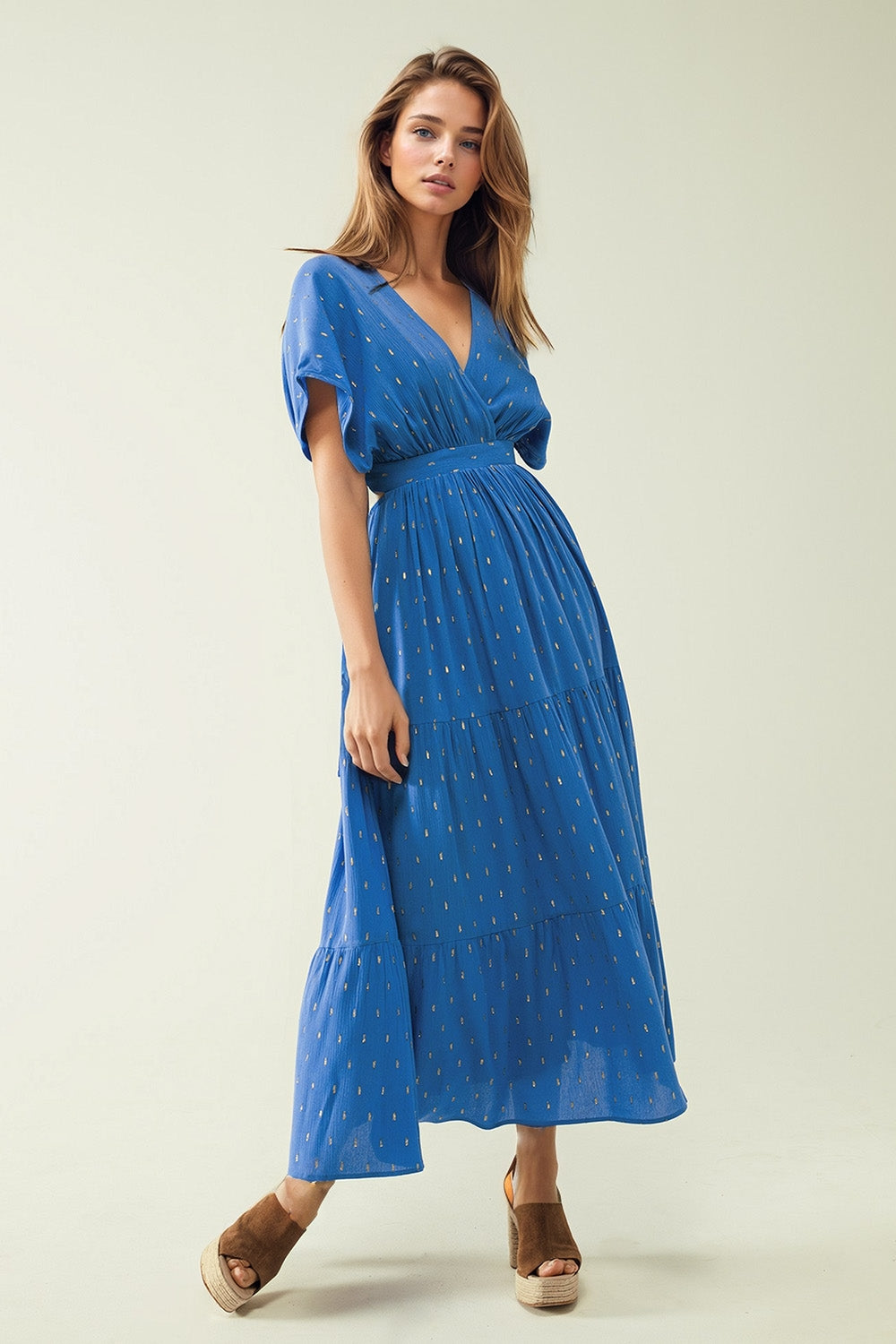 robe longue ample bleue avec détails dorés