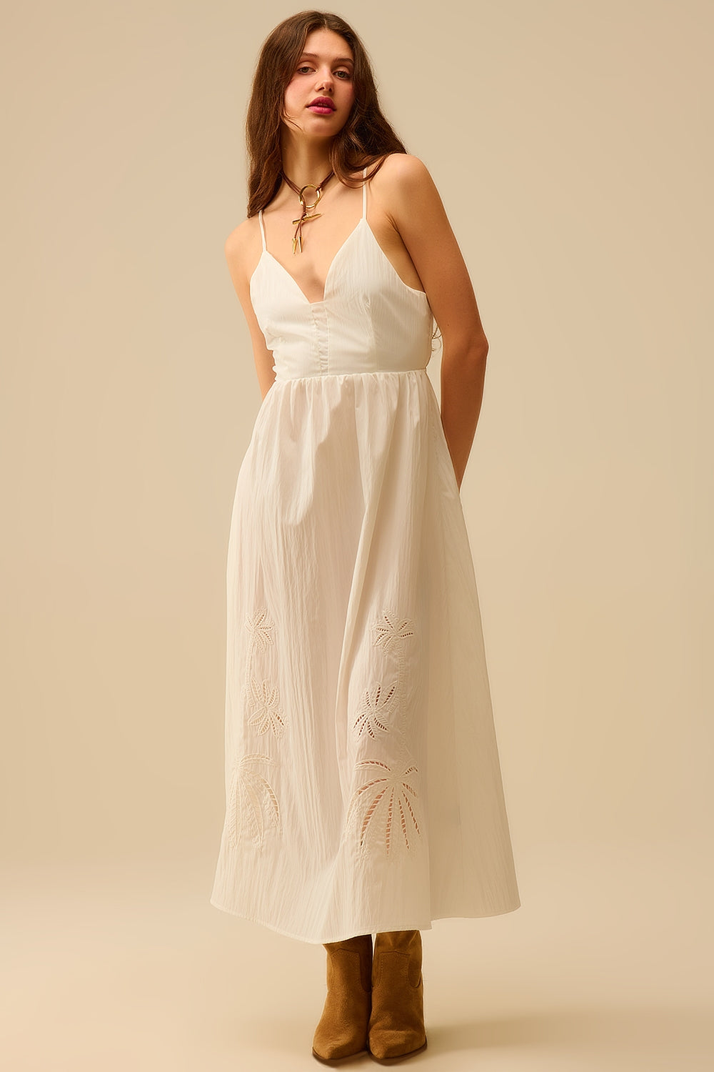 Robe longue blanche avec palmes brodées
