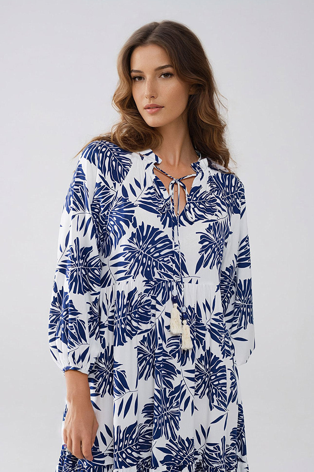 Robe longue boho à manches ballon et imprimé feuilles en bleu foncé et blanc