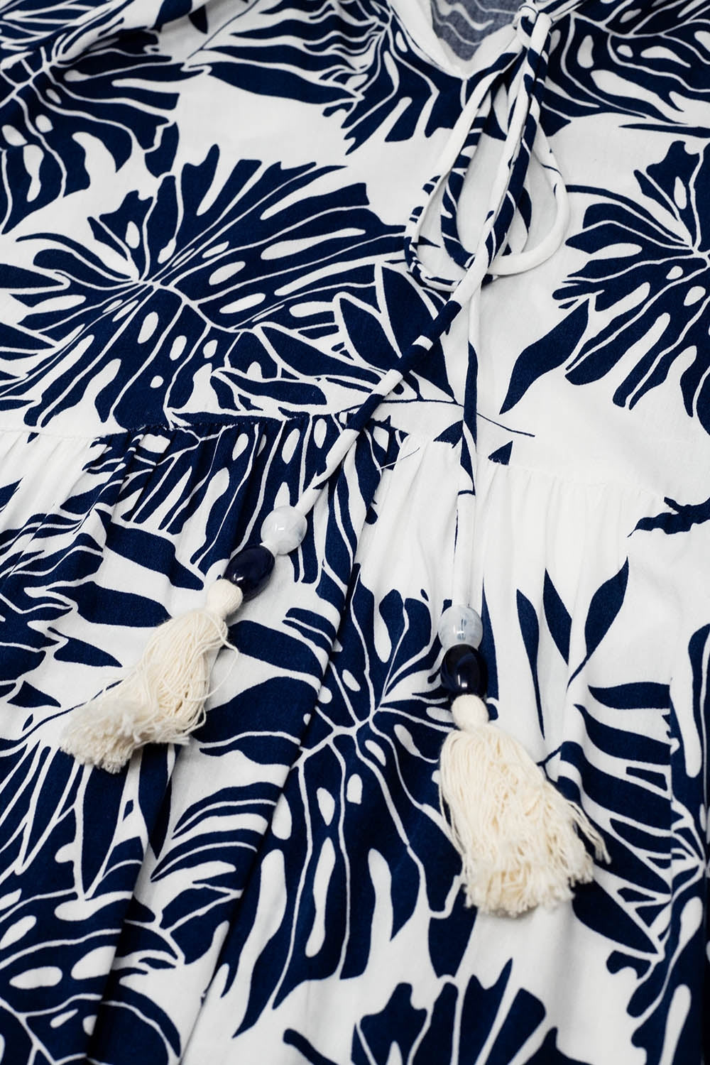 Robe longue boho à manches ballon et imprimé feuilles en bleu foncé et blanc