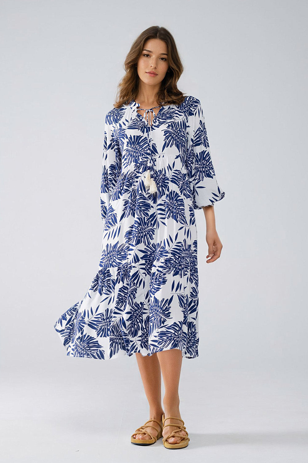 Robe longue boho à manches ballon et imprimé feuilles en bleu foncé et blanc