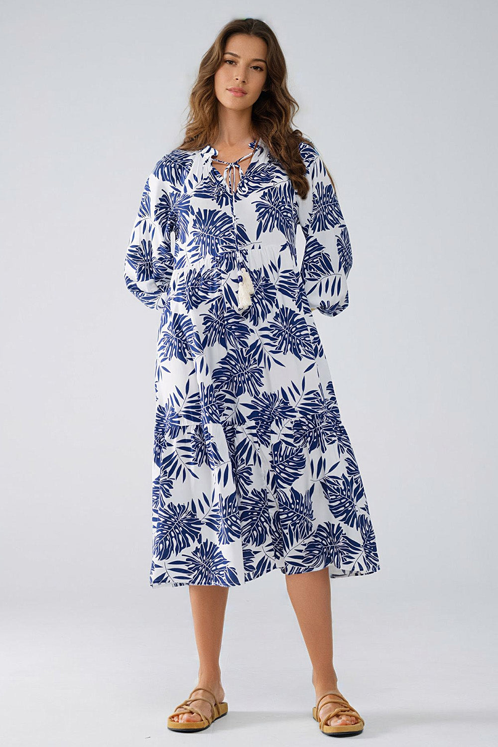 Robe longue boho à manches ballon et imprimé feuilles en bleu foncé et blanc