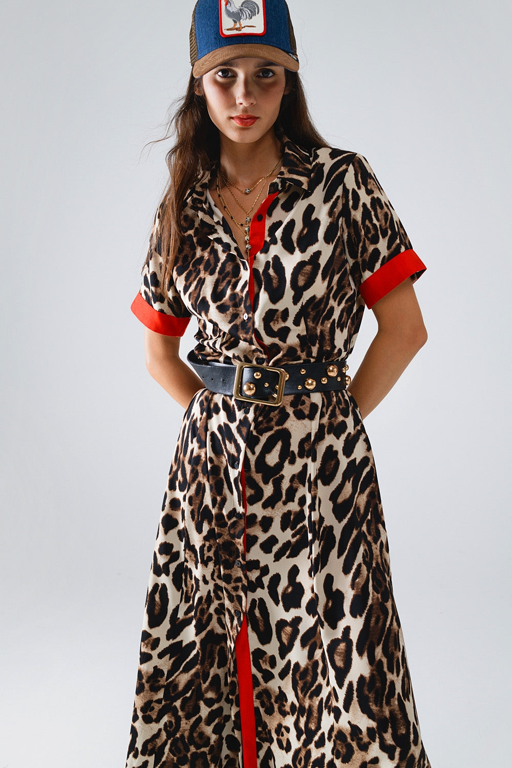 Robe longue boutonnée en léopard avec détails rouges