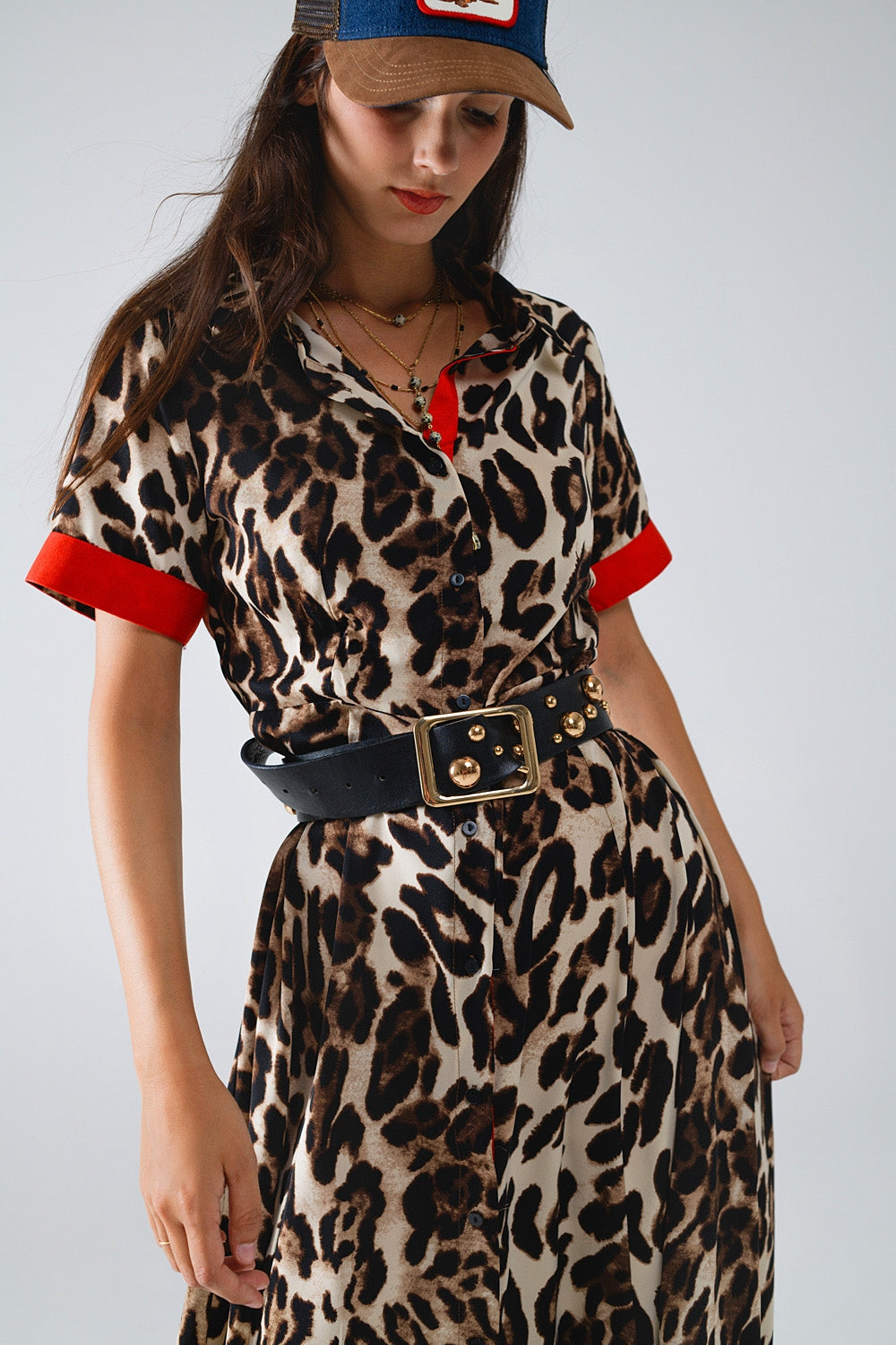 Robe longue boutonnée en léopard avec détails rouges