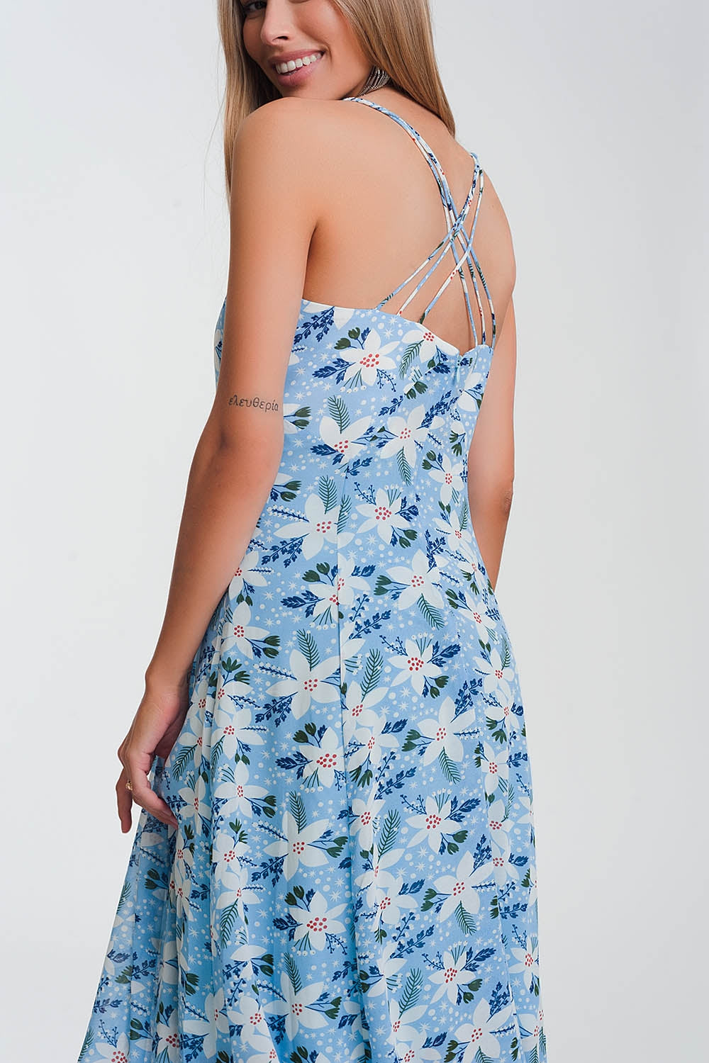 Robe longue caraco à bretelles et fleurs bleu