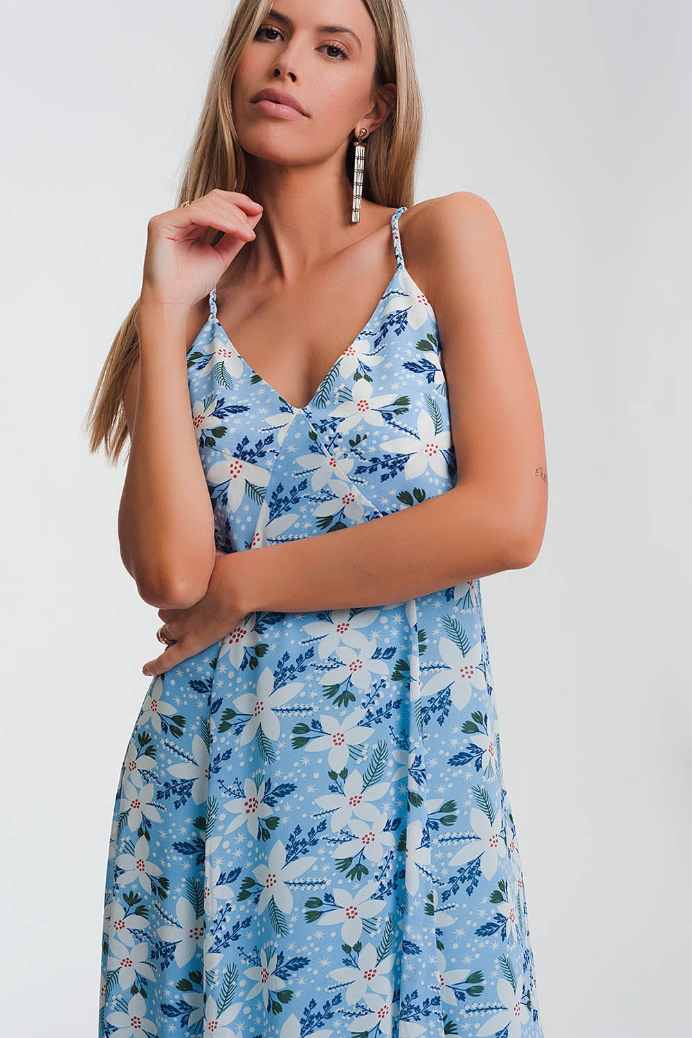 Robe longue caraco à bretelles et fleurs bleu