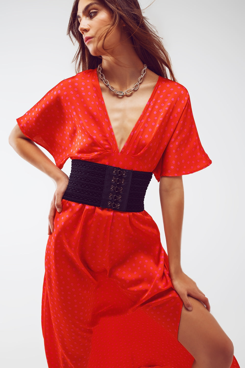 Robe longue cintrée à la taille avec manches évasées en pois rouge