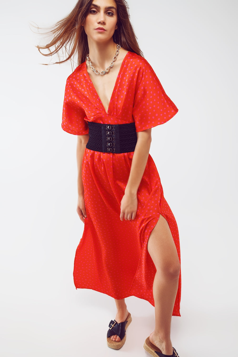 Robe longue cintrée à la taille avec manches évasées en pois rouge