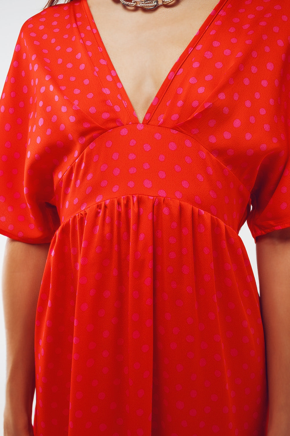 Robe longue cintrée à la taille avec manches évasées en pois rouge