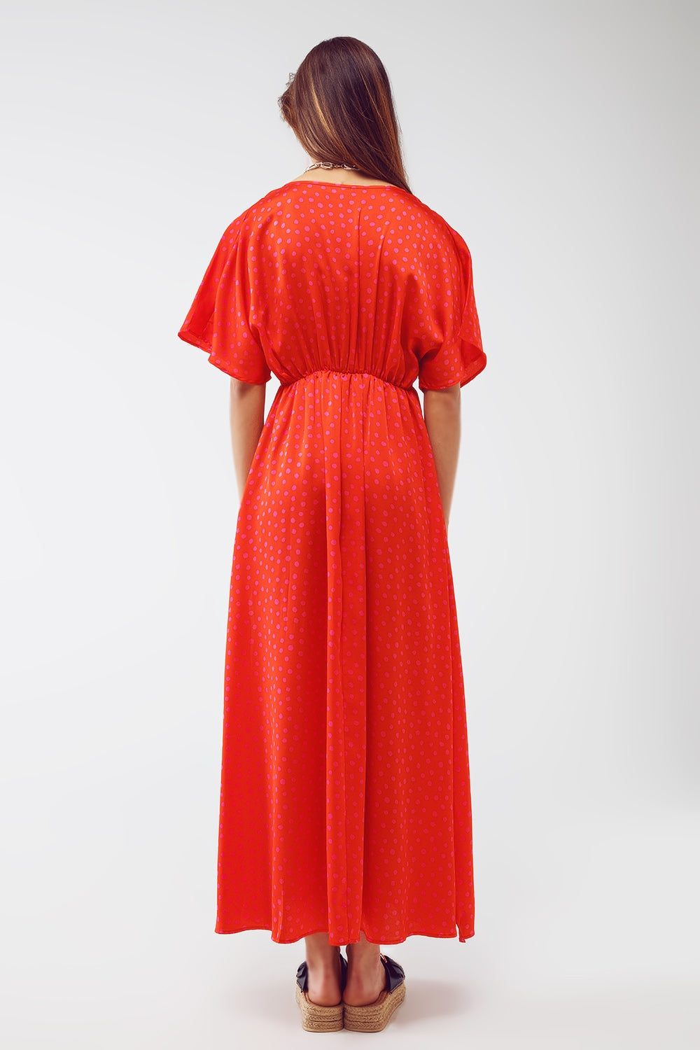 Robe longue cintrée à la taille avec manches évasées en pois rouge
