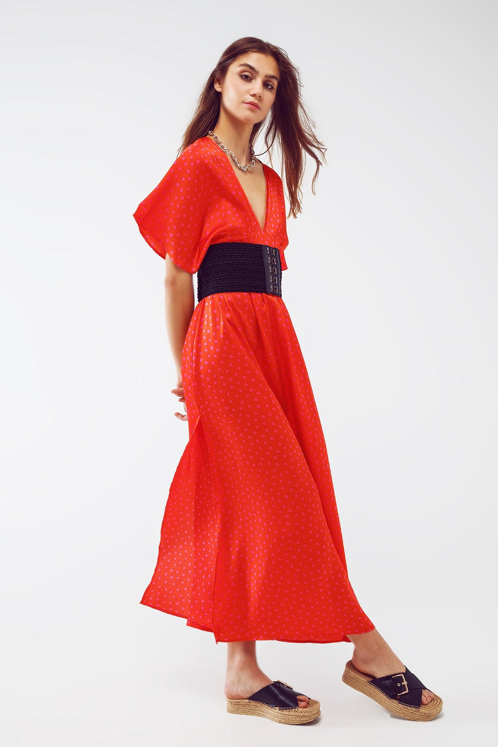 Robe longue cintrée à la taille avec manches évasées en pois rouge