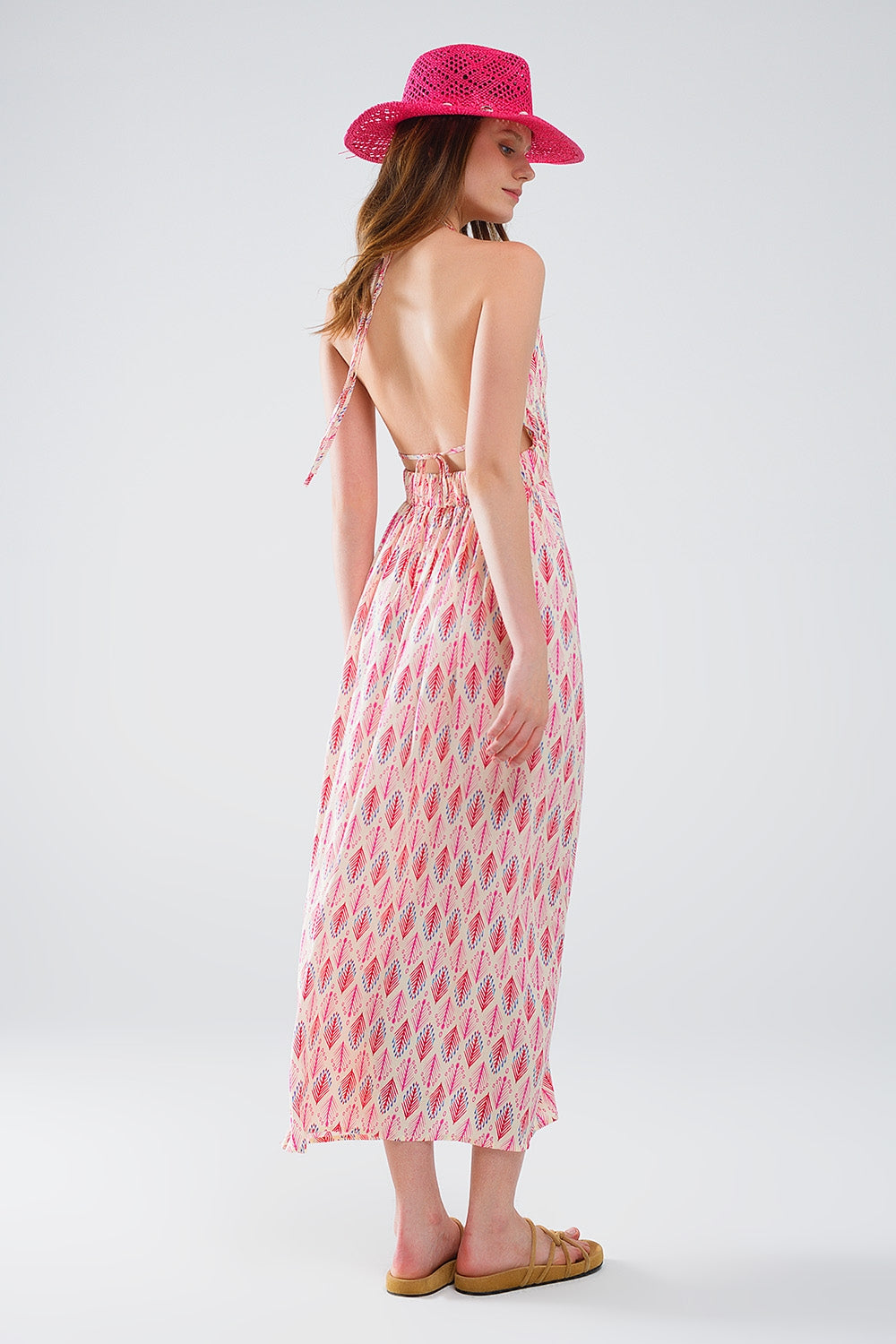 Robe longue d'été à imprimé plumes et dos ouvert en rose