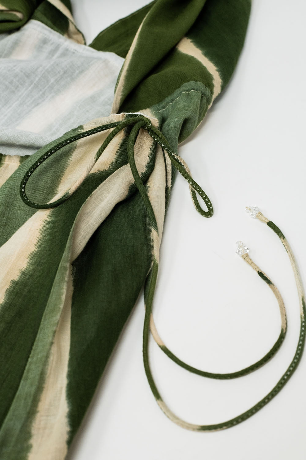 Robe longue dos nu à col en V et fentes latérales en tissu rayé vert