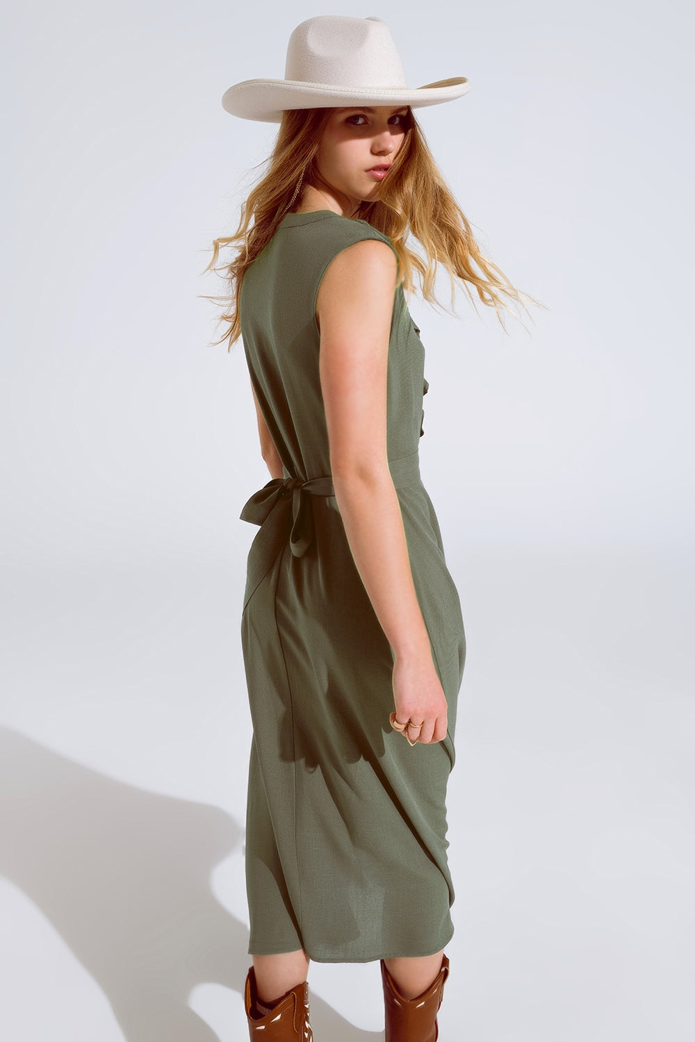 Robe longue en kaki avec volants et boutons