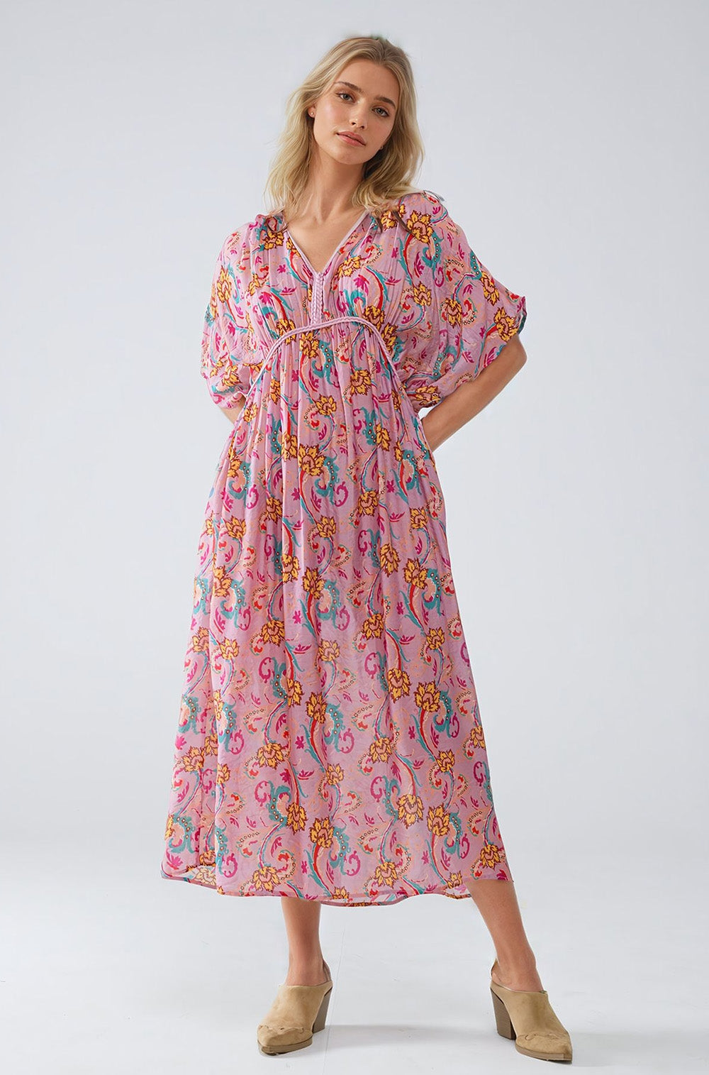 Robe longue en rose avec coutures tressées et imprimé floral