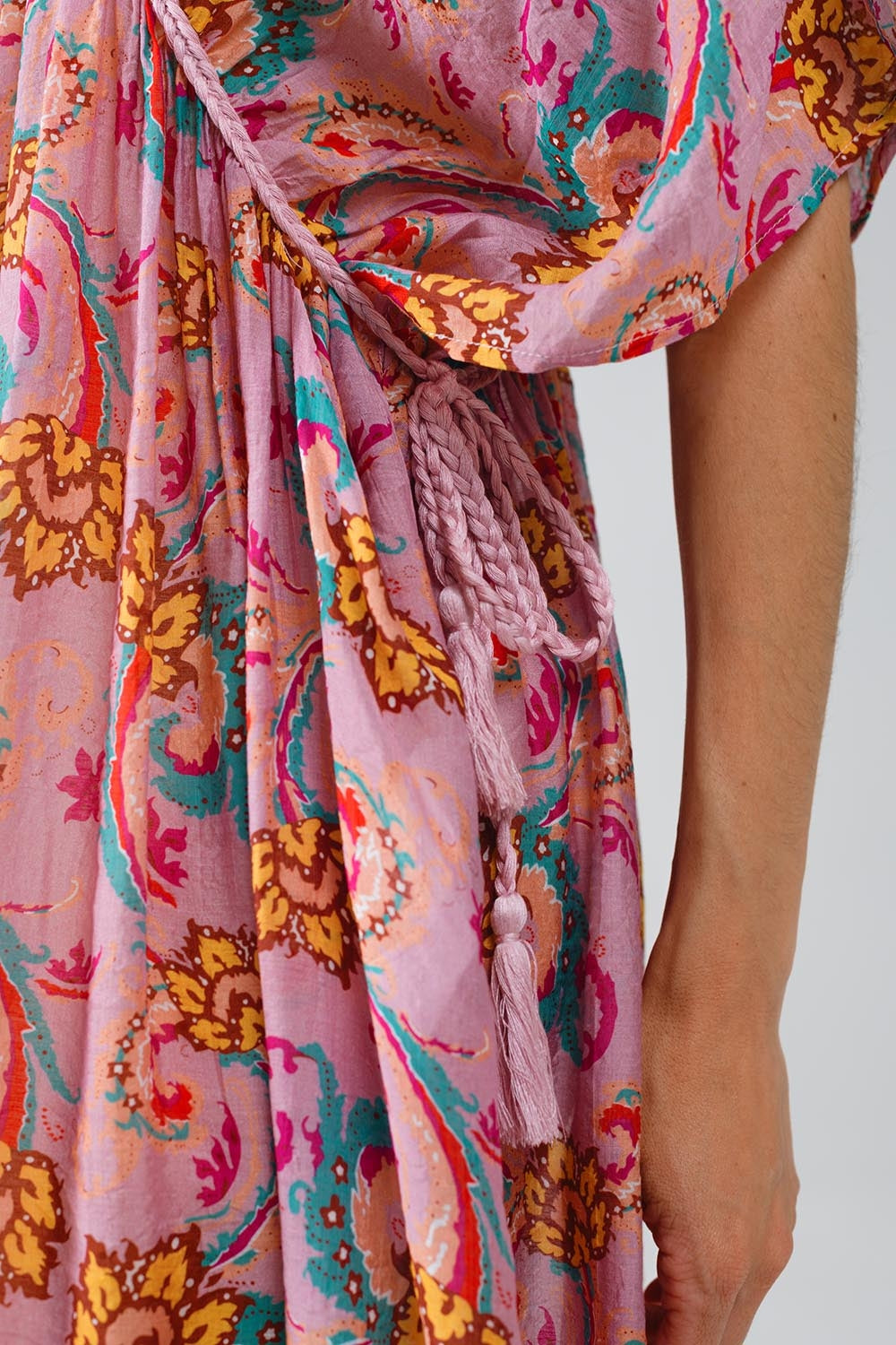 Robe longue en rose avec coutures tressées et imprimé floral