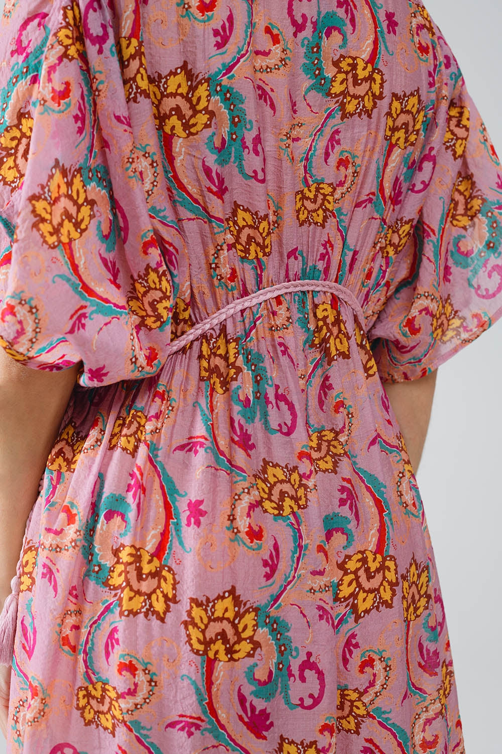 Robe longue en rose avec coutures tressées et imprimé floral