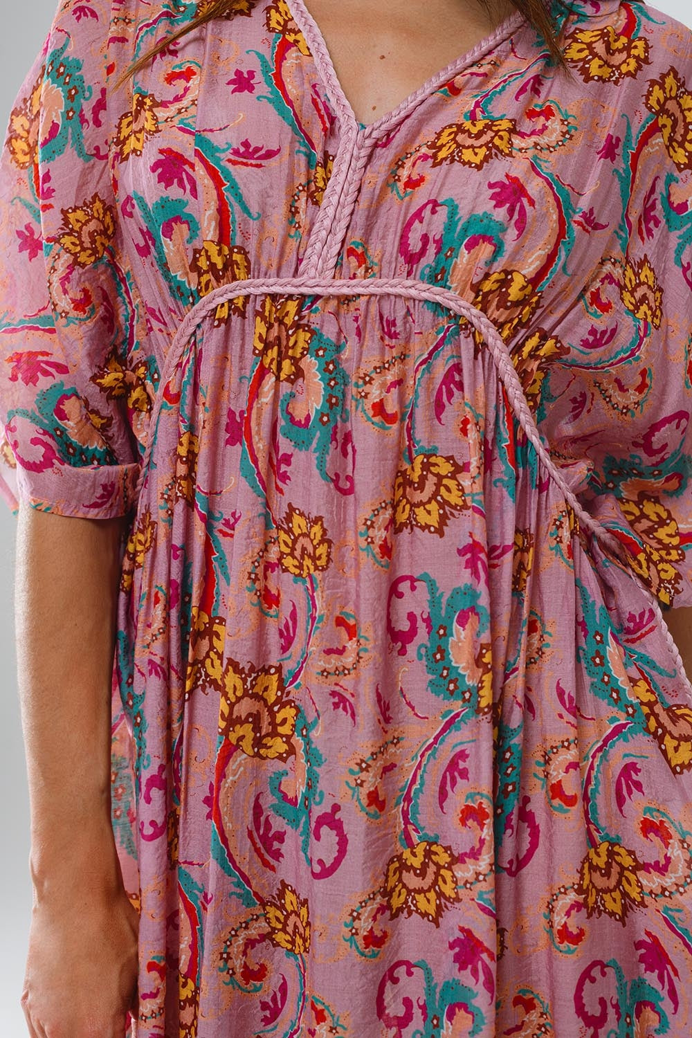 Robe longue en rose avec coutures tressées et imprimé floral