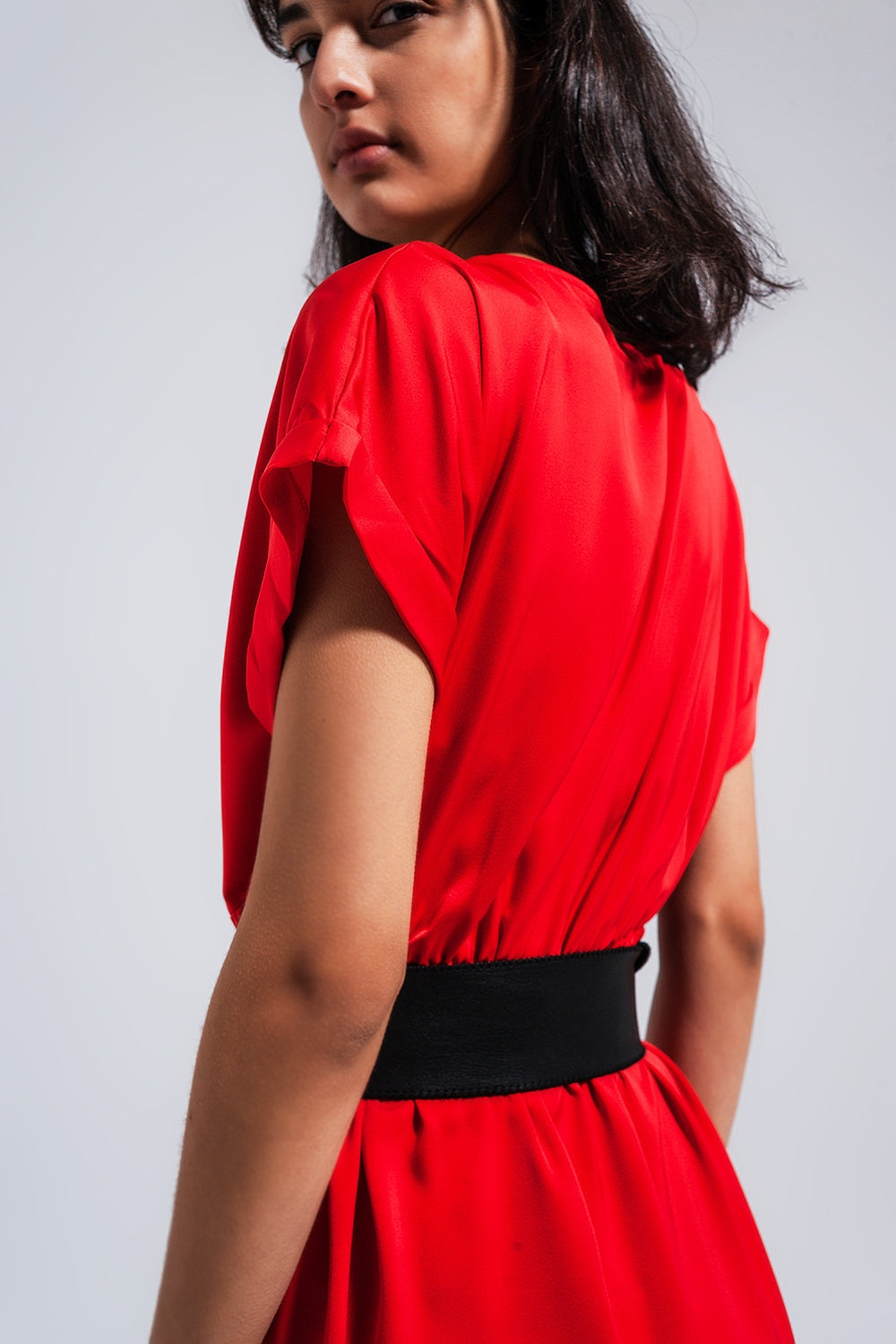 Robe longue en satin à manches courtes en rouge
