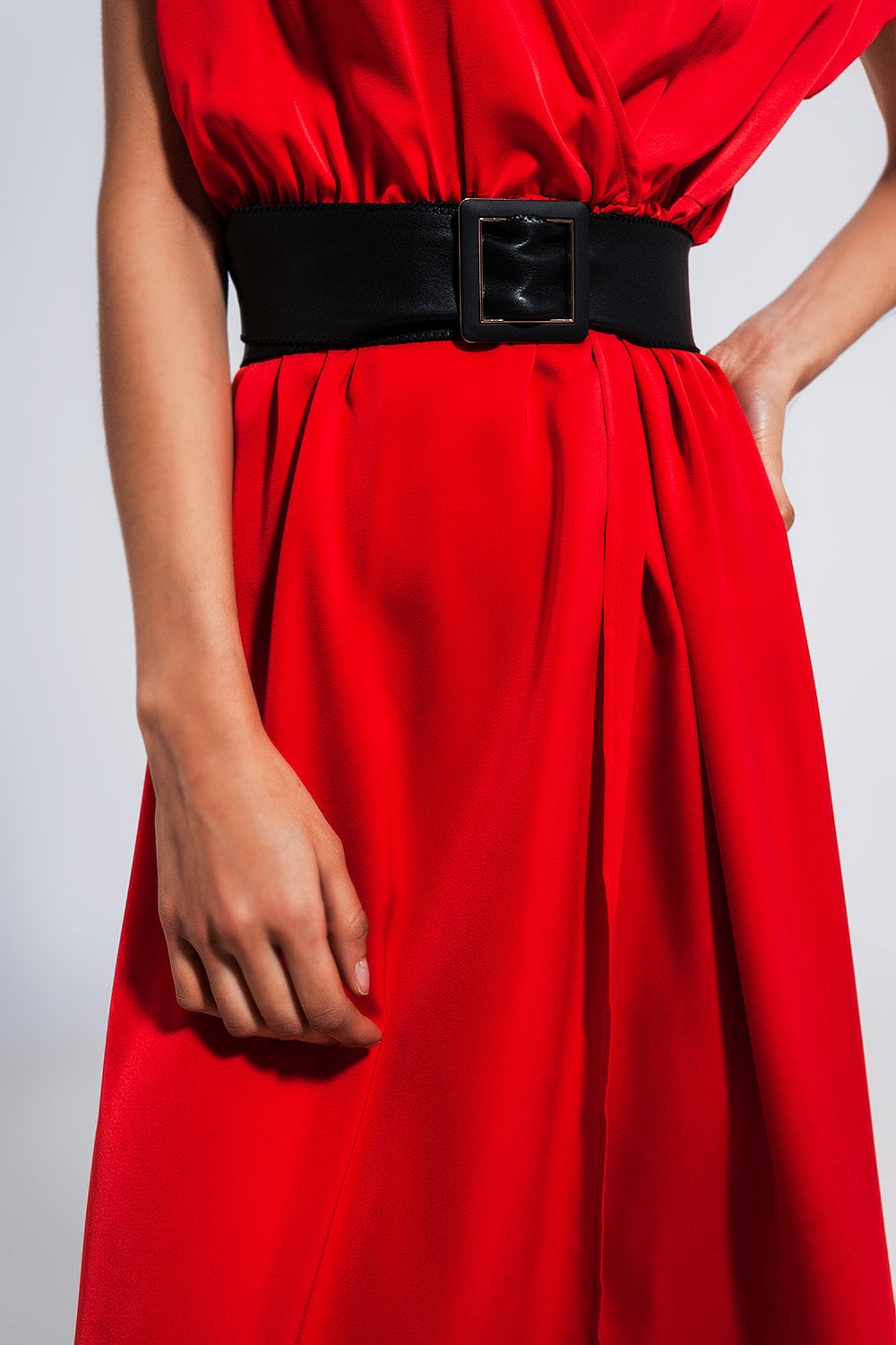 Robe longue en satin à manches courtes en rouge