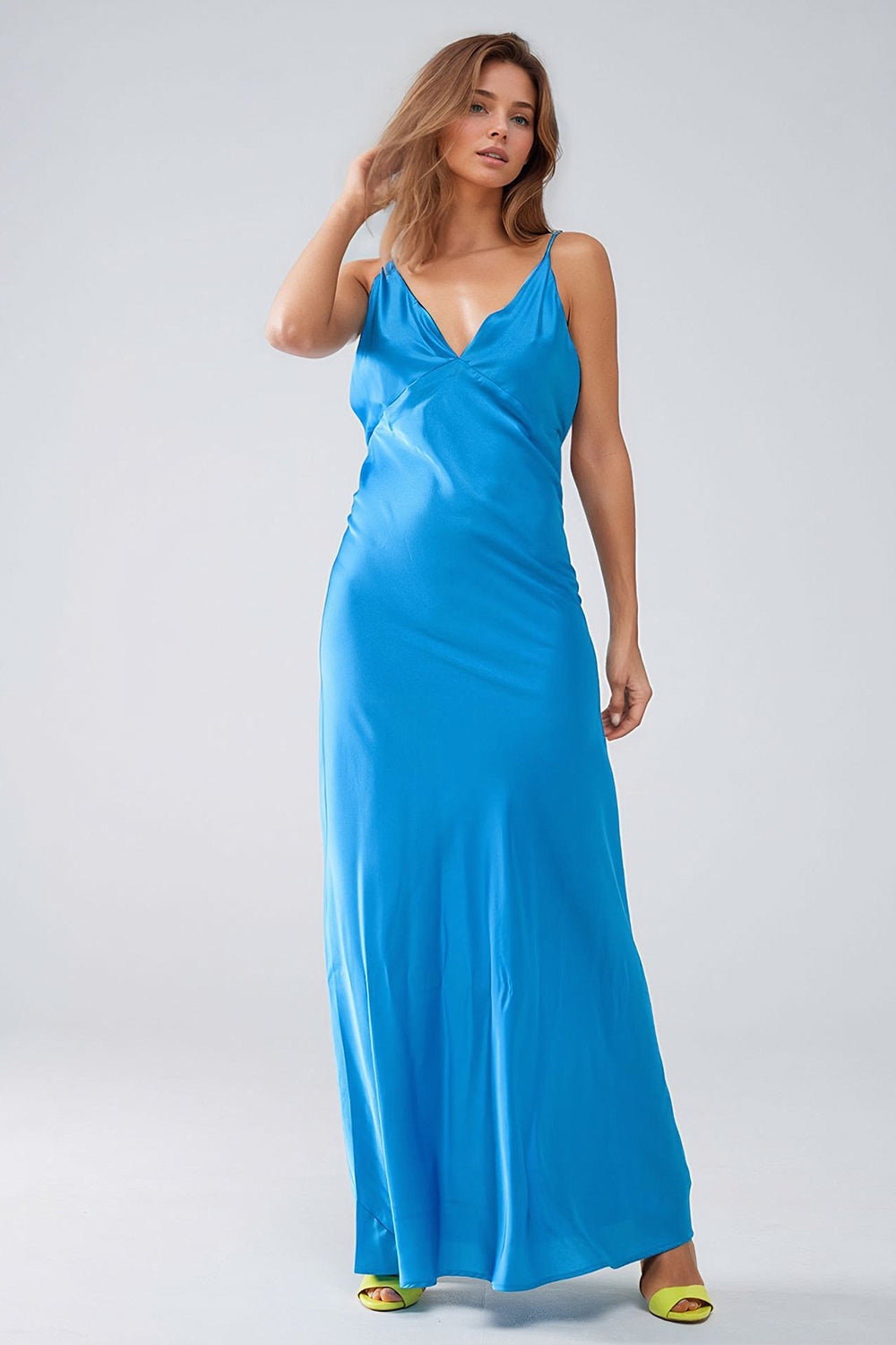 Robe longue en satin avec bretelles spaghetti en bleu