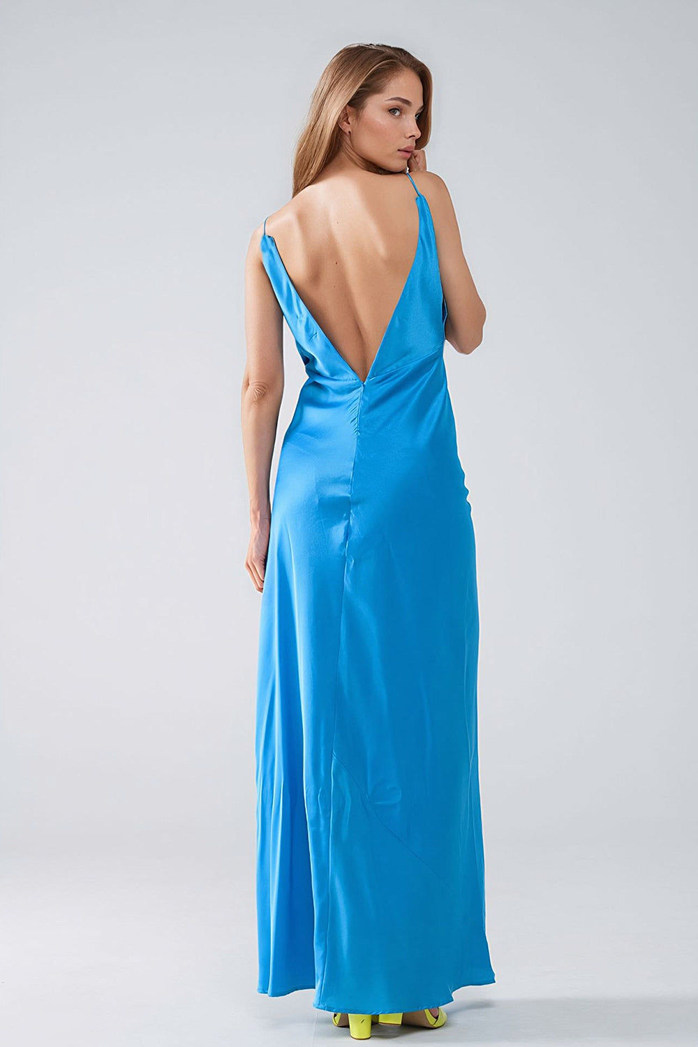 Robe longue en satin avec bretelles spaghetti en bleu