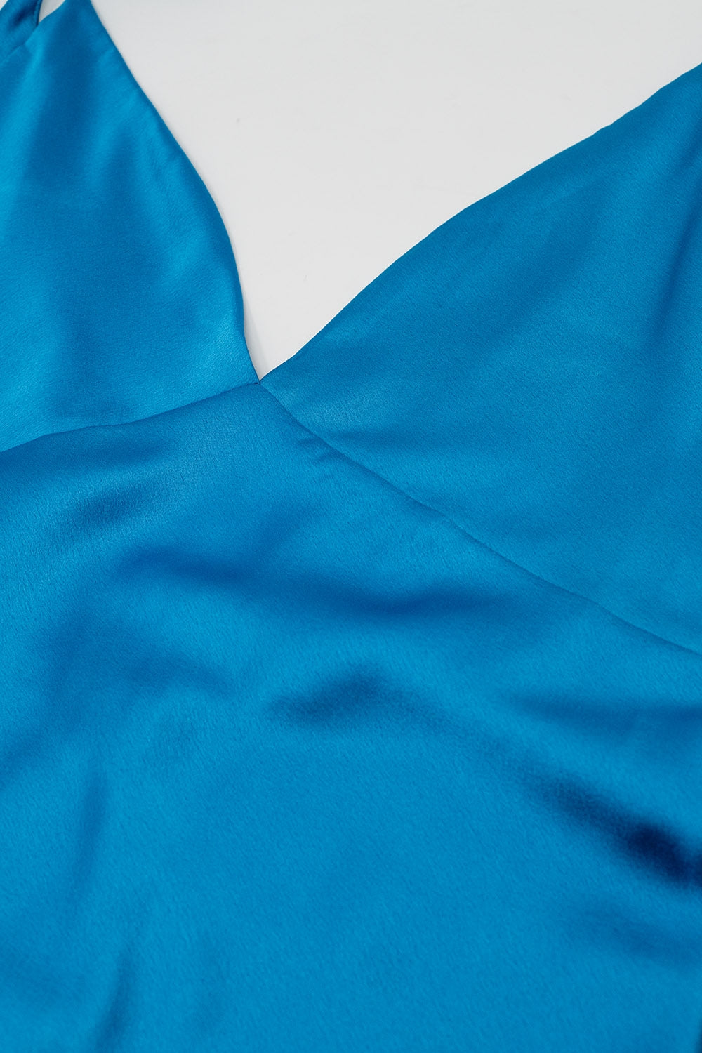 Robe longue en satin avec bretelles spaghetti en bleu