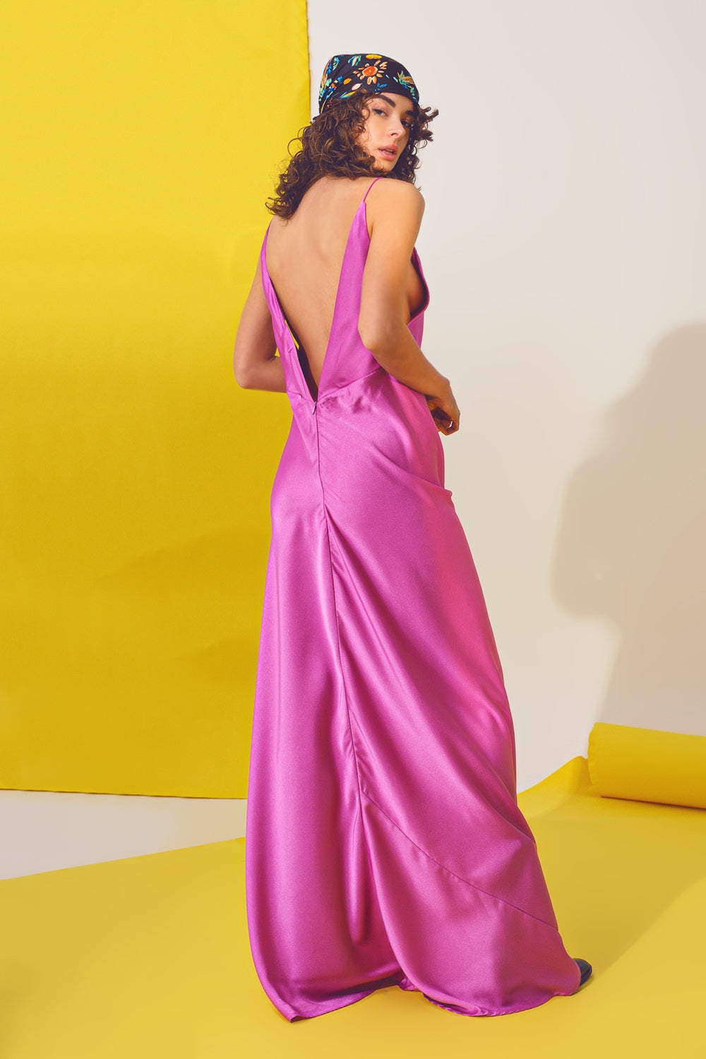 Robe longue en satin avec bretelles spaghetti en fuchsia