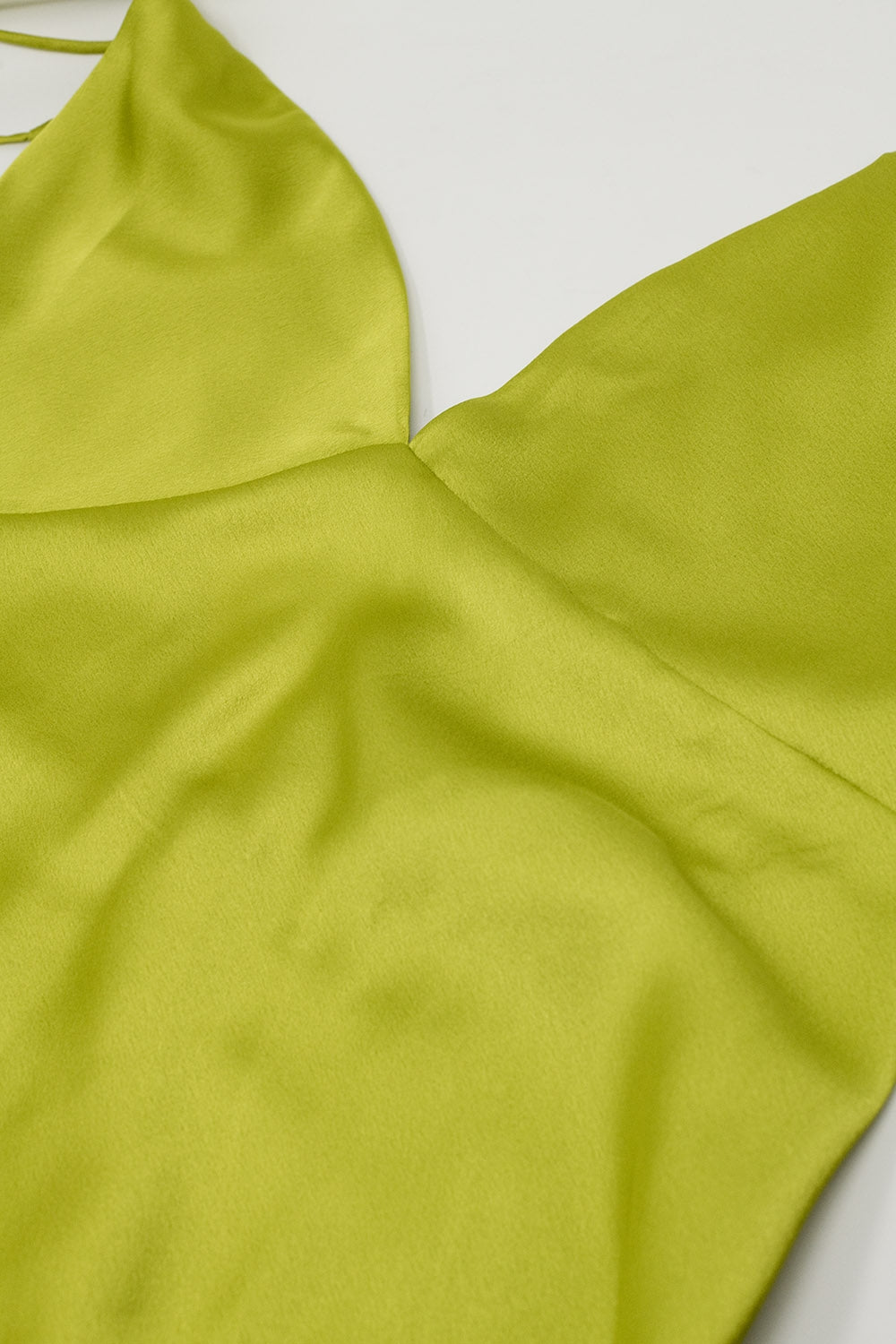 Robe longue en satin avec bretelles spaghetti en vert lime