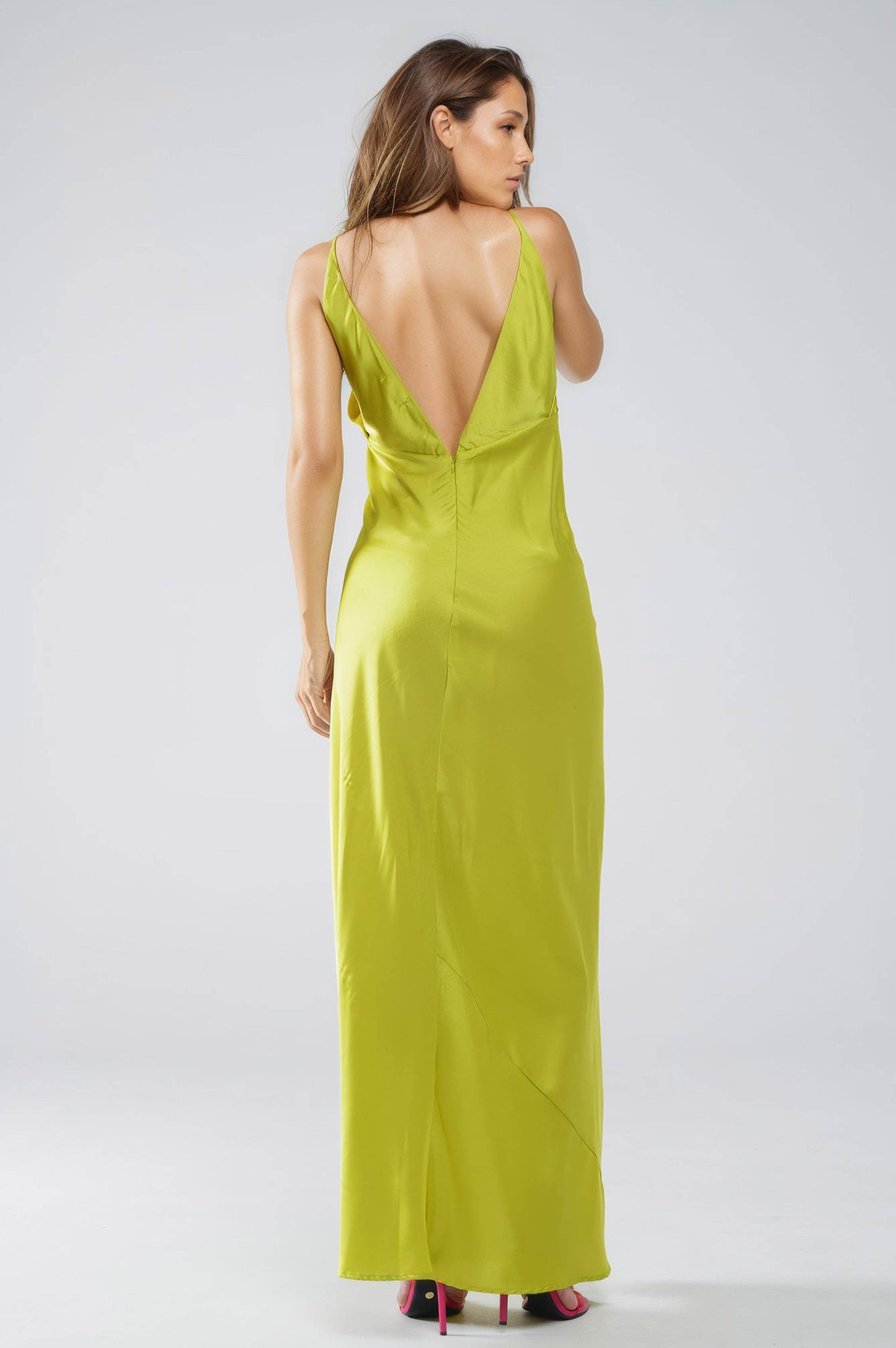 Robe longue en satin avec bretelles spaghetti en vert lime