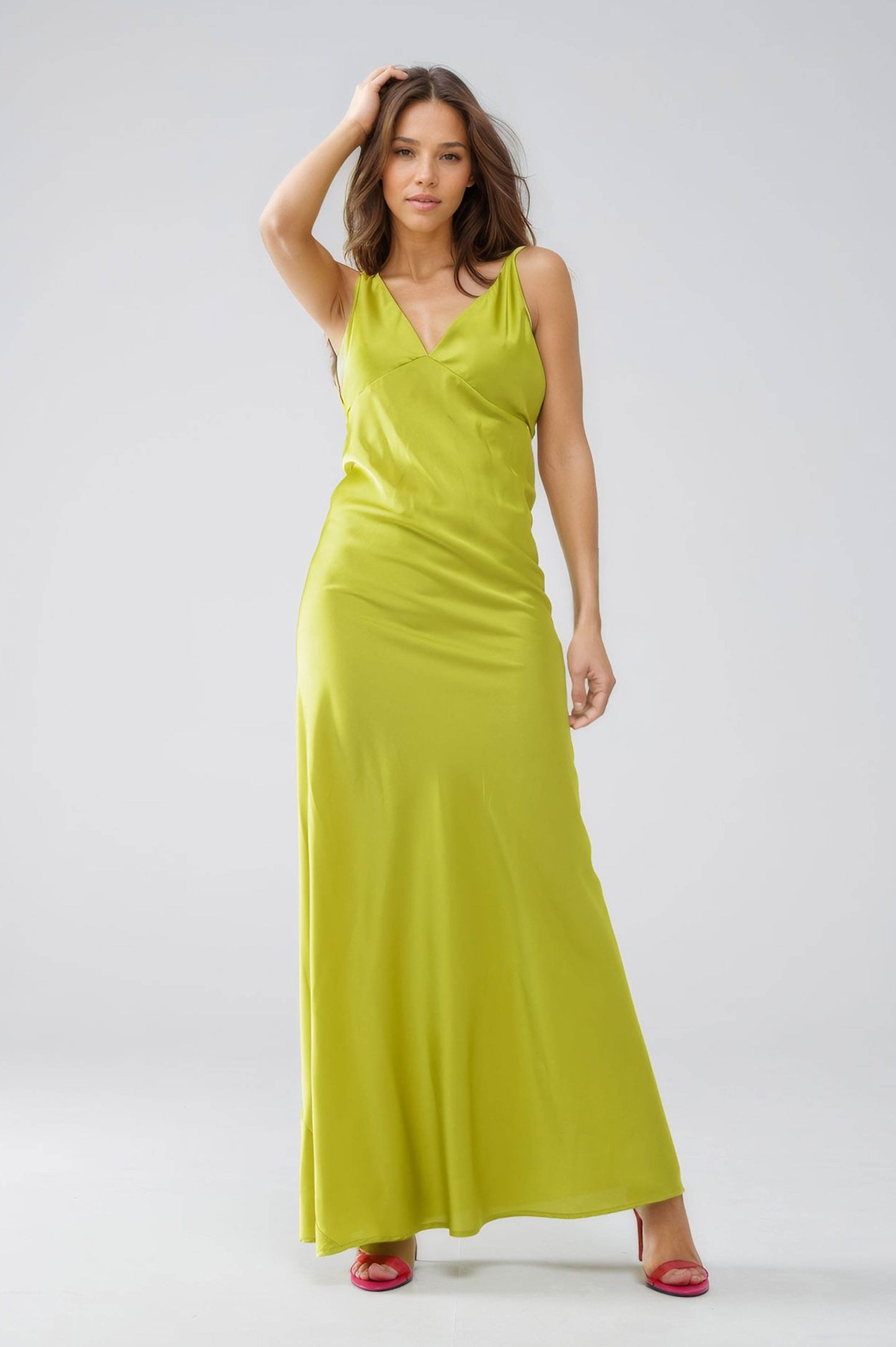 Robe longue en satin avec bretelles spaghetti en vert lime