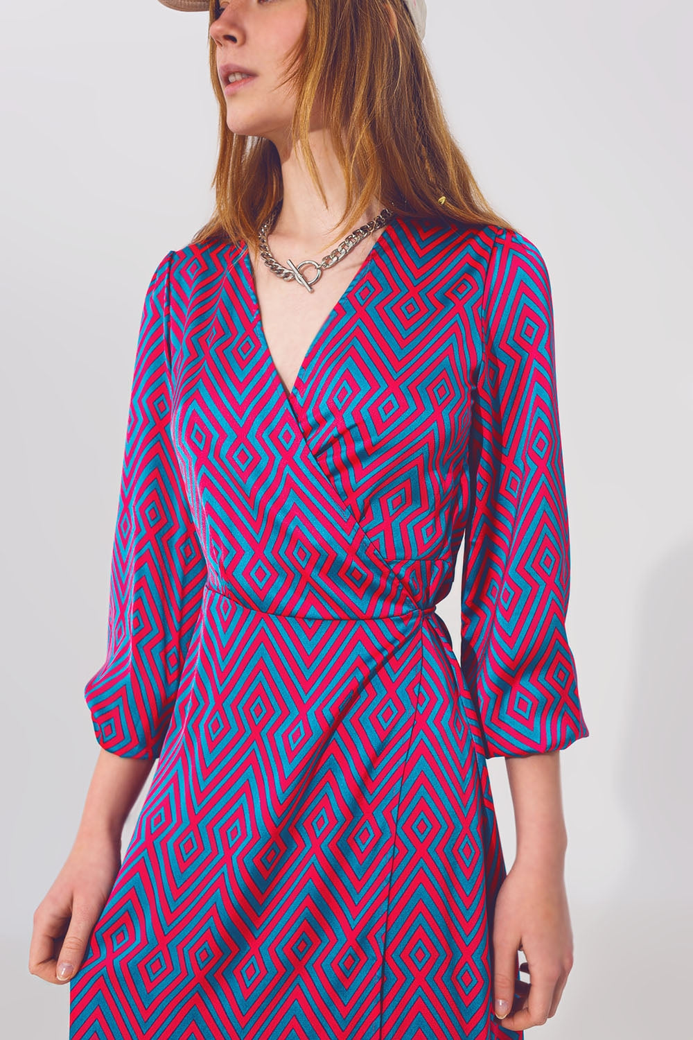 Robe longue enveloppante à manches longues en imprimé géo