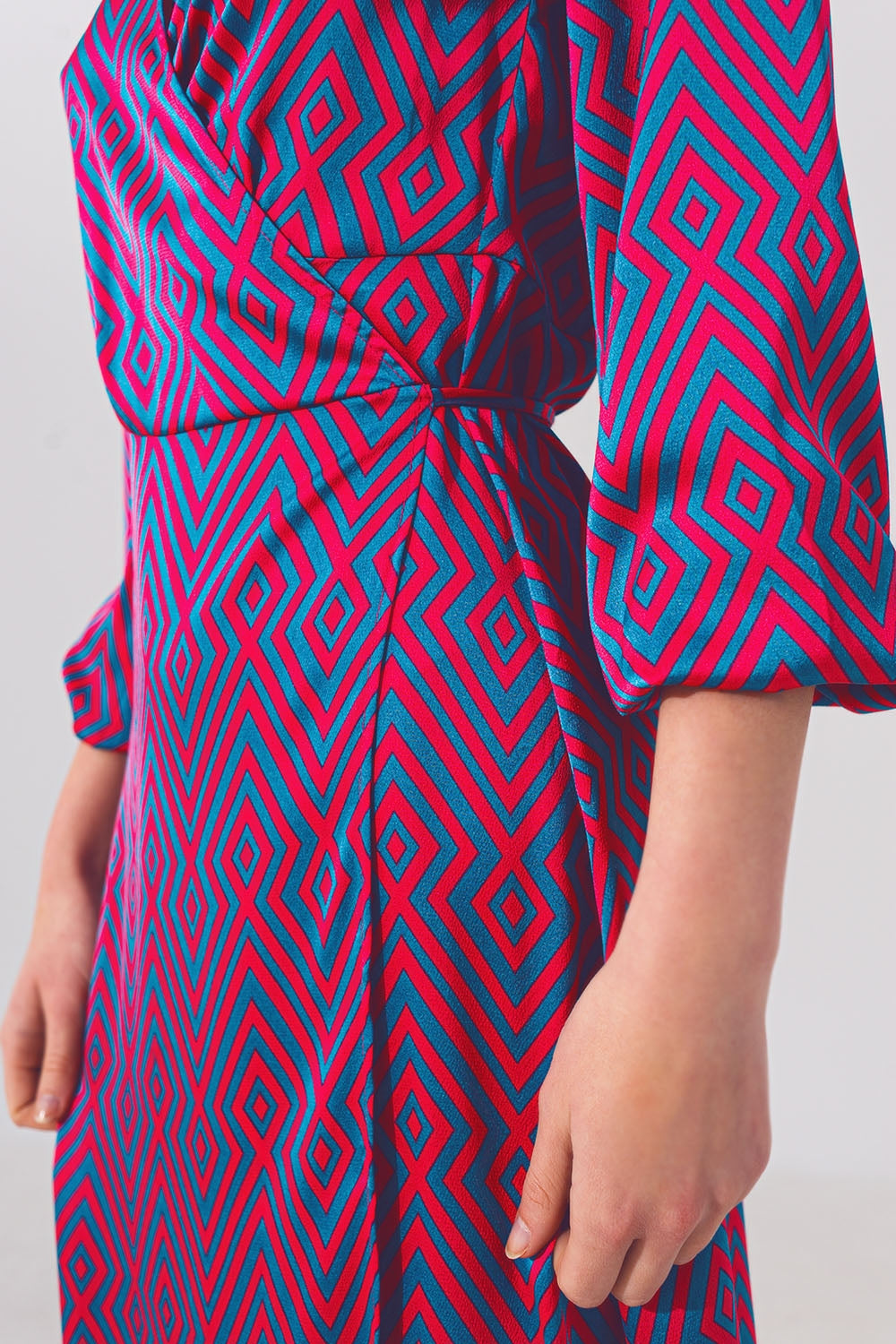 Robe longue enveloppante à manches longues en imprimé géo