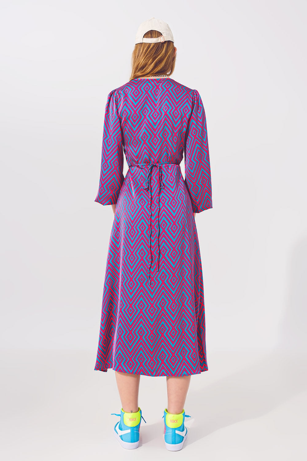 Robe longue enveloppante à manches longues en imprimé géo