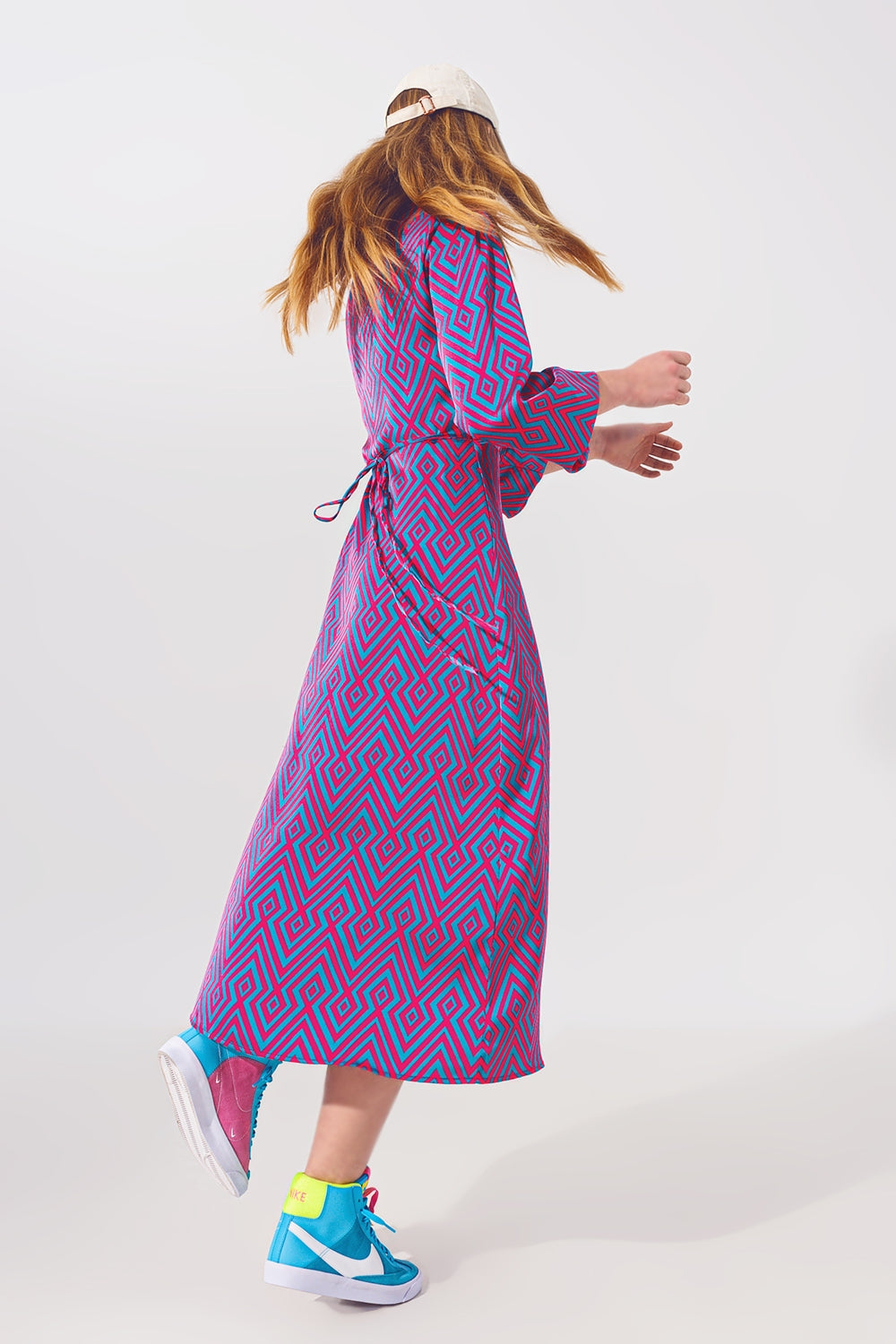 Robe longue enveloppante à manches longues en imprimé géo